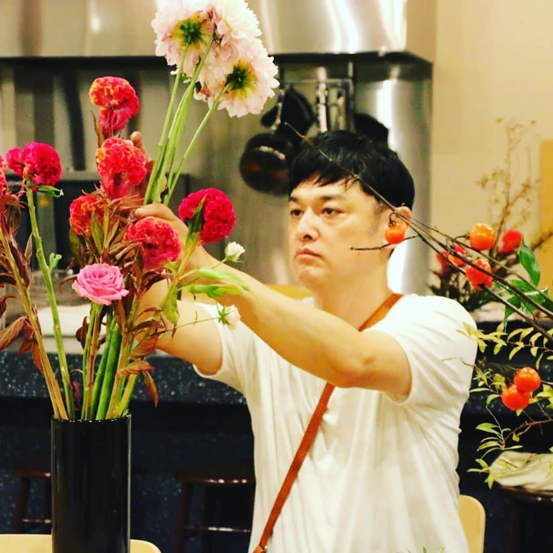 宮田麺児のインスタグラム：「生け花の特訓。 日本酒の味を花で表現するために。  最後　水あげや切り落とした枝をあつめて　捨てる前の　マックシェイクにいけてみた。  #生け花 #活け花 #マックシェイク #水あげ #マクドナルド#花 #ダリヤ #ひまわり #すすき #ラフアウト中津 #おれ自体が花」