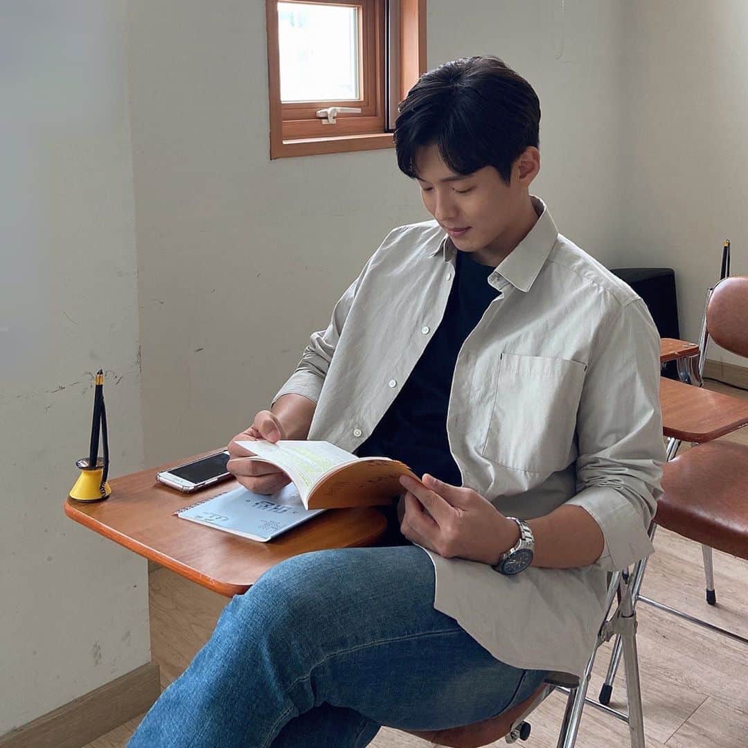 さんのインスタグラム写真 - (Instagram)「복학생인척 하는 34세 하준 😥」9月21日 14時32分 - actor_hajun