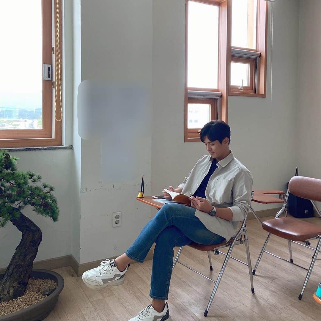 さんのインスタグラム写真 - (Instagram)「복학생인척 하는 34세 하준 😥」9月21日 14時32分 - actor_hajun