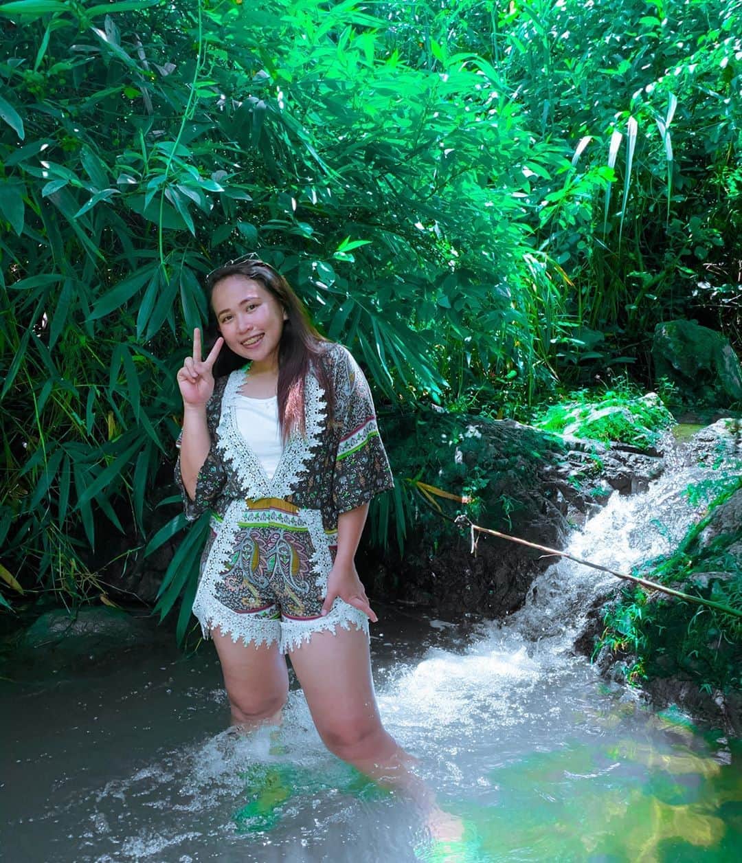 ローズ・バーンのインスタグラム：「Go where you feel most alive 🍃🌴💚」