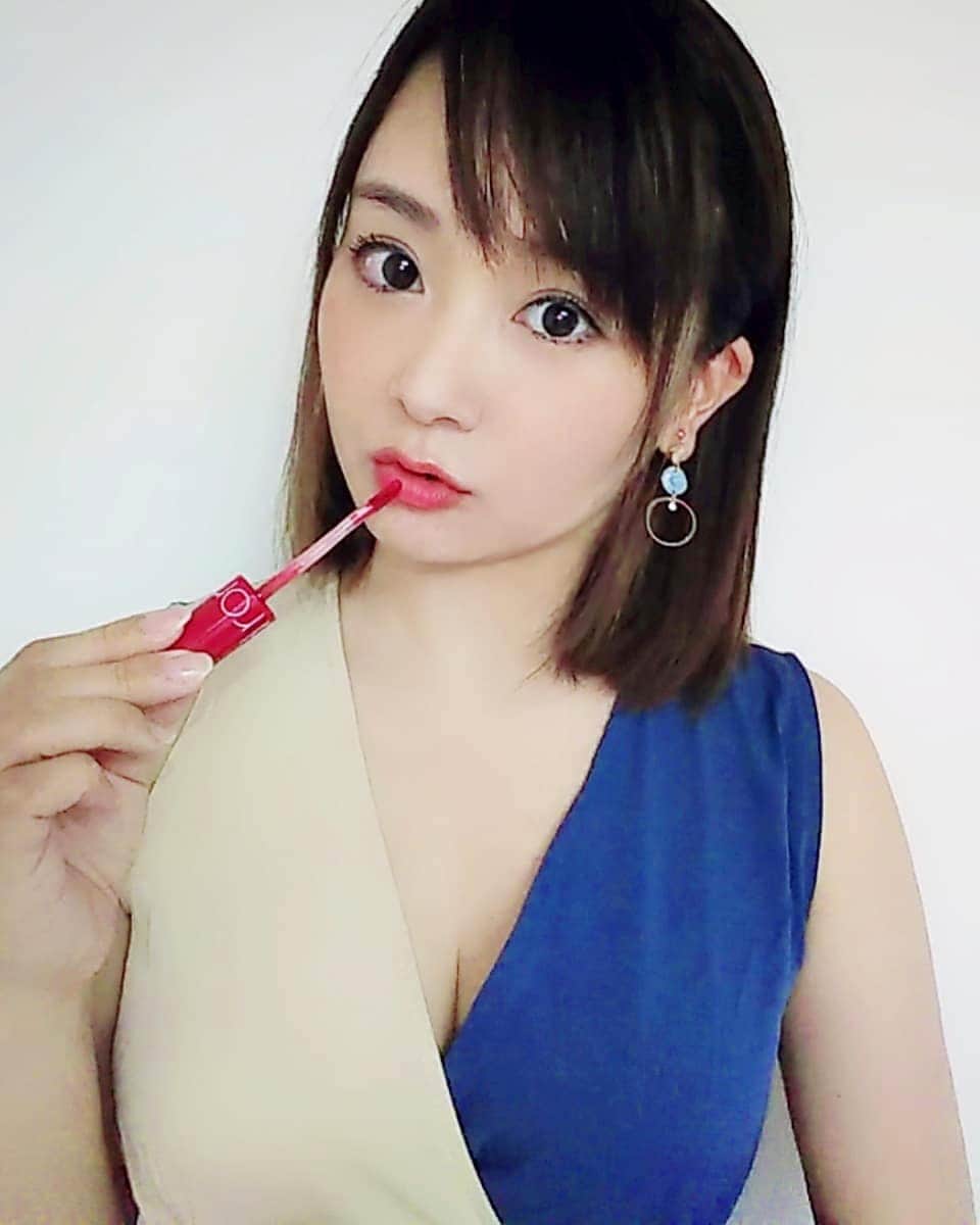 のインスタグラム：「大人気の韓国コスメ『rom＆nd』のティント。  噂には聞いていたけど、伸びが良く持ちも良くて落ちないし、潤いが長続きして使いやすくてホントに良い✨ グリッターシャドウもキラキラ感が可愛くてオススメ！  色んなカラーを揃えたくなるロムアンド。 プチプラばんざい♪  　 #rom&nd #romand #ロムアンド #韓国コスメ #オルチャンメイク #リップ #ティント #アイメイク #グリッター #コスメ #メイク #メイクアップ #化粧品 #cosmetics #makeup #beauty #japanesegirl #photos #photography #photooftheday #picoftheday #tagsforlikes #tflers #follow #instagood #instadiary #instalike #instamood #instalove #instafollow」