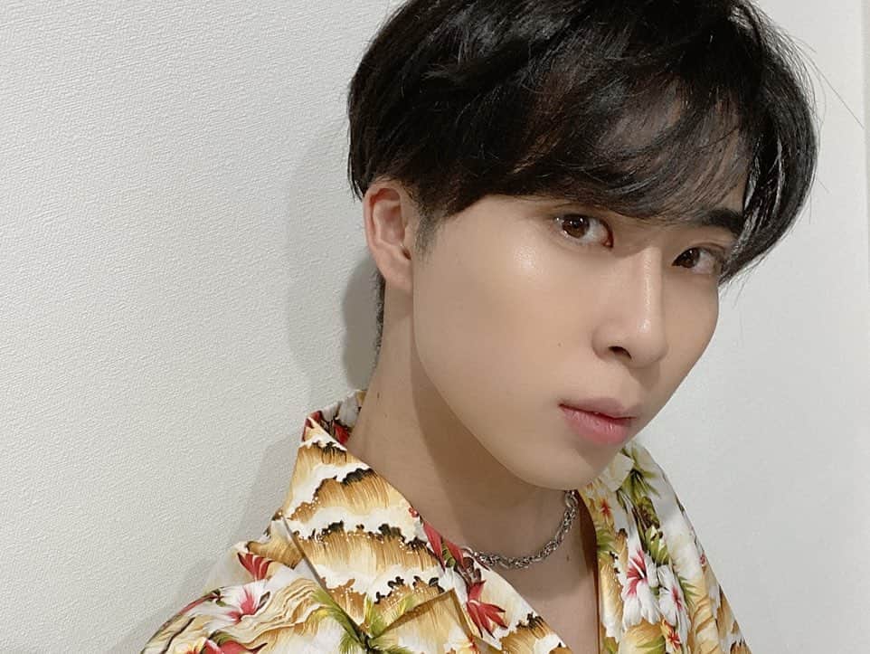 祭nine.のインスタグラム：「常夏ライブありがとうございましたー！﻿ ﻿ アロハシャツも皆さんどうでしたか！！！﻿ ﻿ ﻿ ラストはテンション上がって脱いじゃったけど、﻿ 脱げるほどでもなかったので来年までに何とか、、、、(笑)﻿ ﻿ ﻿ この後はインターネットサイン会もあったり、﻿ 楽しみましょーう🔥﻿ ﻿ ﻿ #かなでぃ #野々田奏 #祭nine. #カナディスタグラム #常夏 #腹筋 #バキバキ﻿」