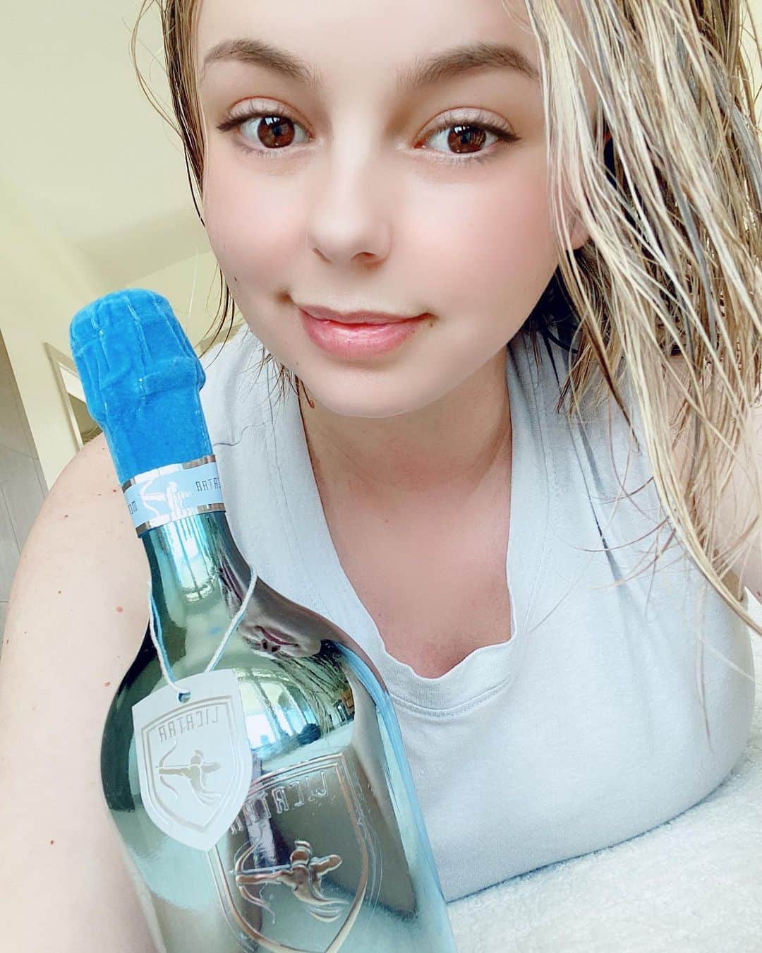 ブリー・オルソンのインスタグラム：「A-mazing. Ready to get dressed up and have a dance party with Kayla in our living room now 🥰💁🏼‍♀️」