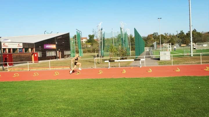 リーザ・マイヤーのインスタグラム：「Slowly, confidence is coming back 🙏🏼 #stepbystep #speed #training #gettingpainfree #sprintteamwetzlar #nikerunning」