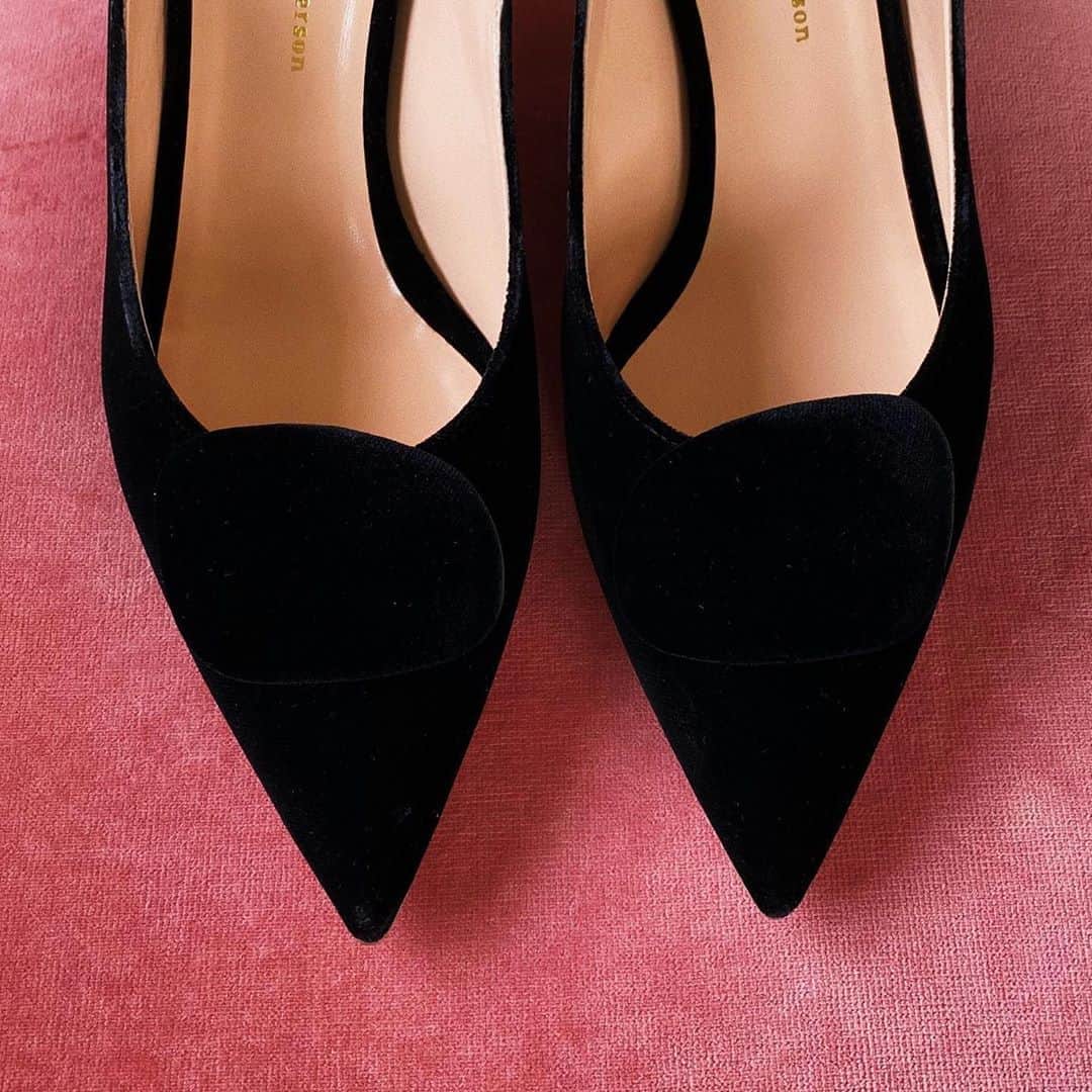 ルパートサンダーソンのインスタグラム：「On your toes I Lullaby in Black Velvet I Back by popular demand, our bestselling Lullaby Mule is here I #TapToShop #Mules #BlackVelvet #ShoeAddict #RupertSanderson」