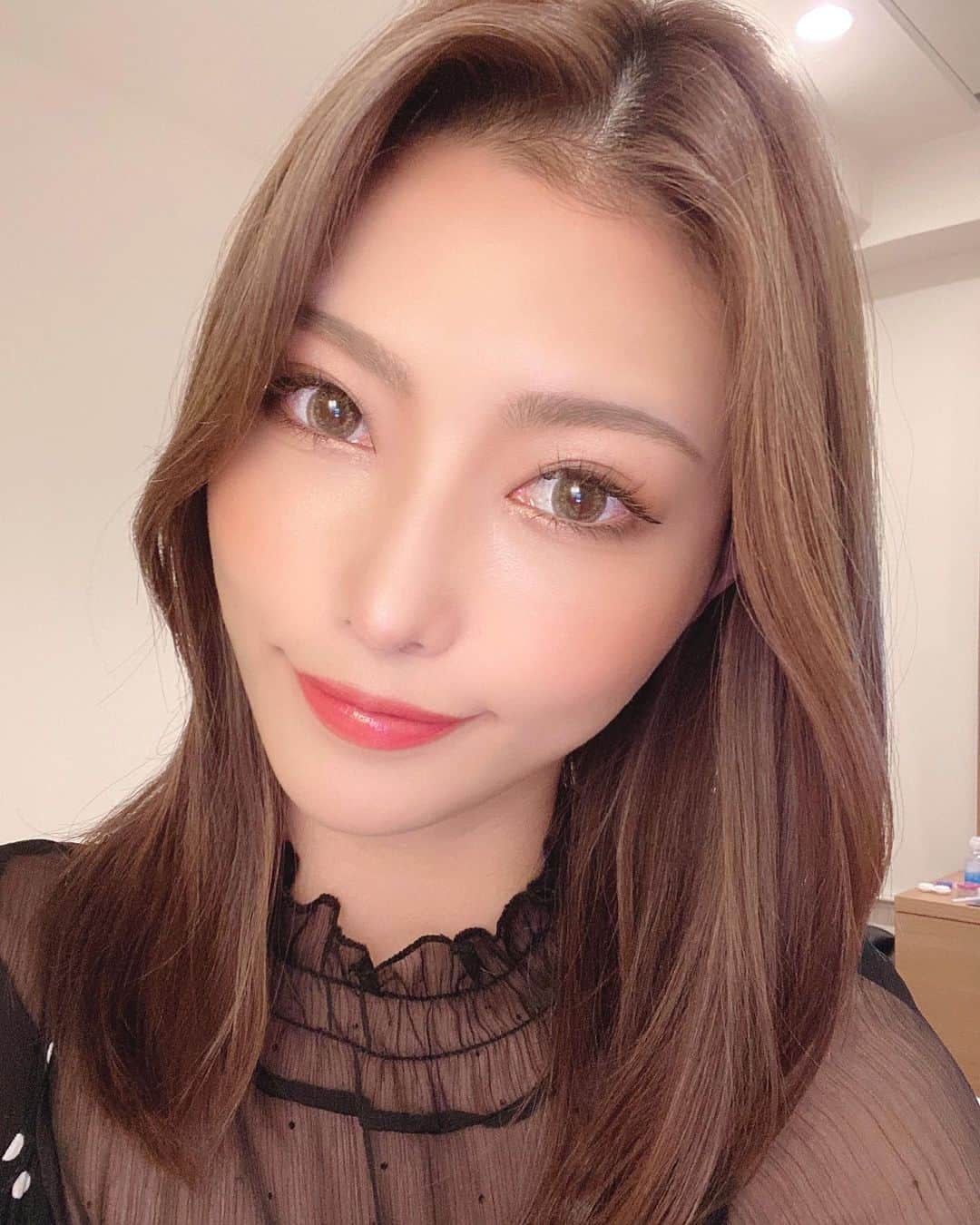 のインスタグラム：「あっぷぷ🙊 連休みなさんいかがお過ごしですか🌼 私は最近毎日十数時間寝てしまってzz ショートスリーパーだったのにどうしたんだろう笑 でも沢山寝れるのは体力あって良いことみたいなので、、身体が求めるうちは流れに身を任せます〜🤣 おやぷに☺️🌙 #goodnight」