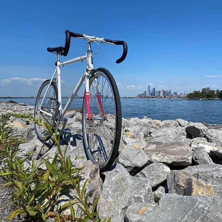 Fuji Bikesさんのインスタグラム写真 - (Fuji BikesInstagram)「A #FujiFeather spotted in the wild! #FujiBikes #FanPost #Fixie #Urban   📷: @jrvandusen // @bkbybike」9月22日 0時24分 - fujibikes