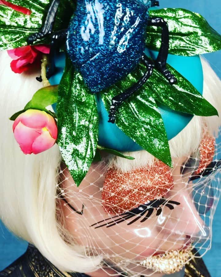 のインスタグラム：「#newseason #behindthescenes and #onthebrink at #piersatkinson studio.... #mask4mask #mask #masque #maquillage」