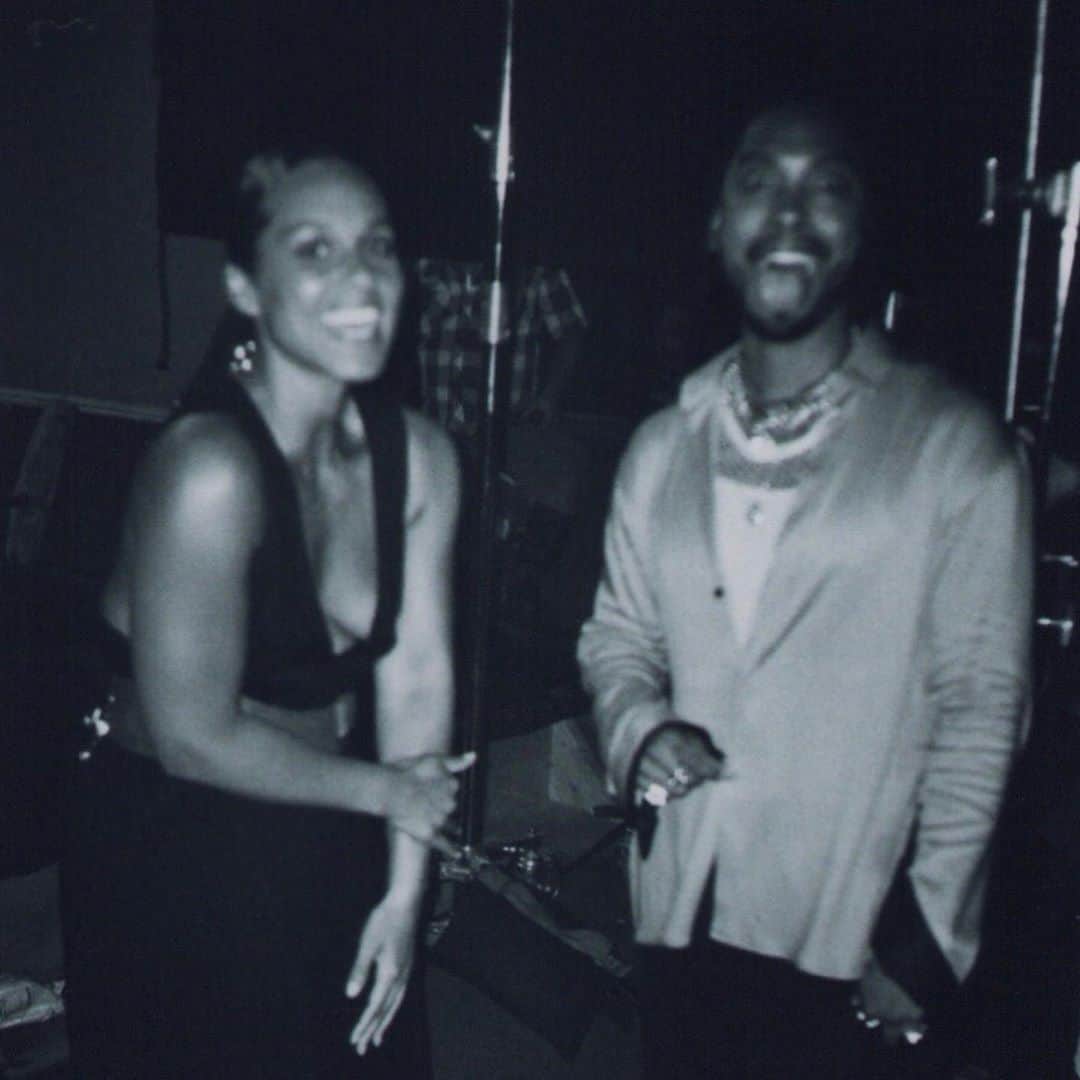 ミゲルのインスタグラム：「We needed this sis ! Thank you for just being dope and sharing yourself w the world. Thank you for including me, it really means the world. #ALICIA is OUT NOW relatives, and includes “Show me Love” ft yours truly」