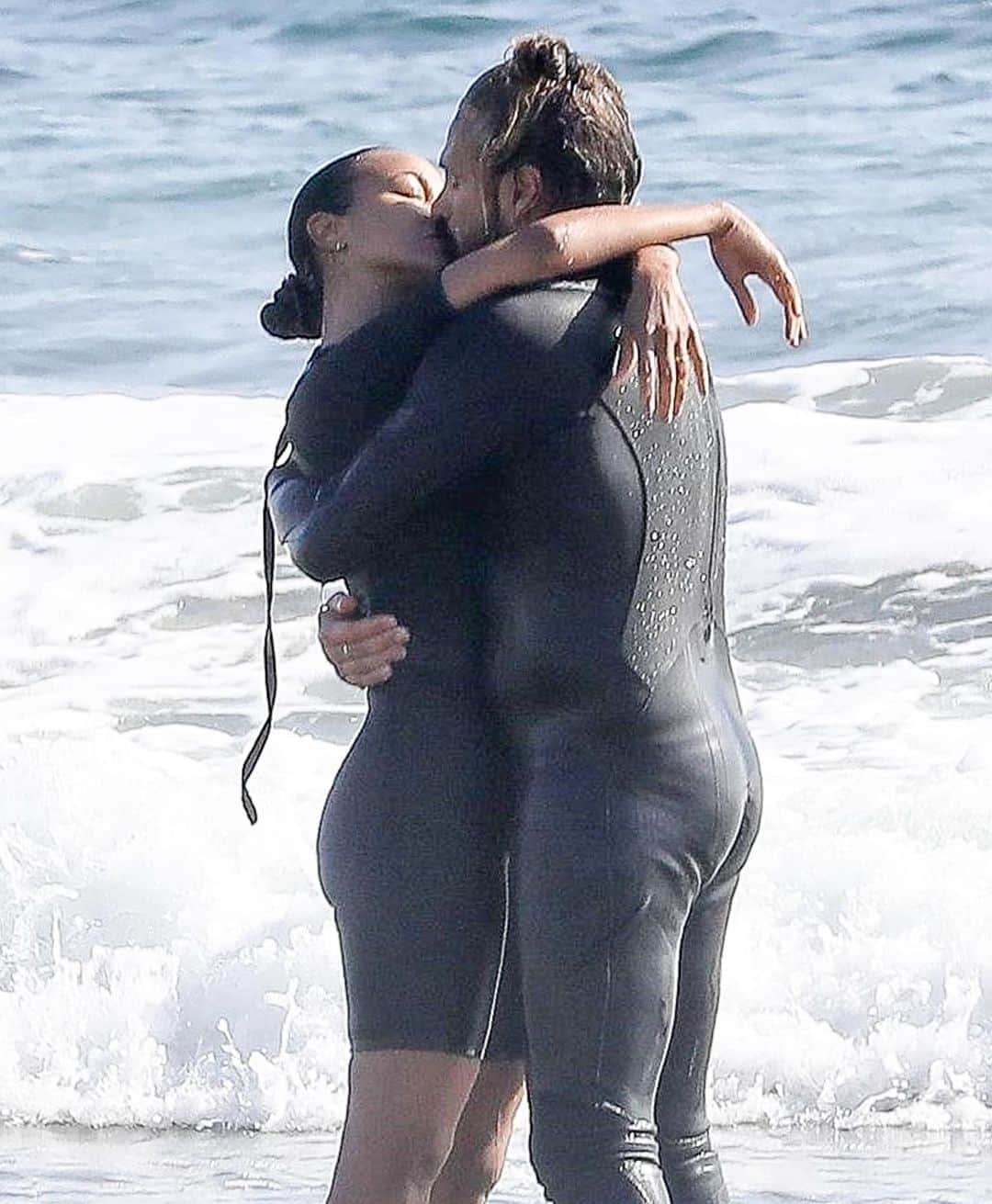Just Jaredさんのインスタグラム写真 - (Just JaredInstagram)「Zoe Saldana and her husband Marco Perego packed on the PDA during a beach day.  #ZoeSaldana #MarcoPerego Photos: Backgrid」9月22日 0時30分 - justjared