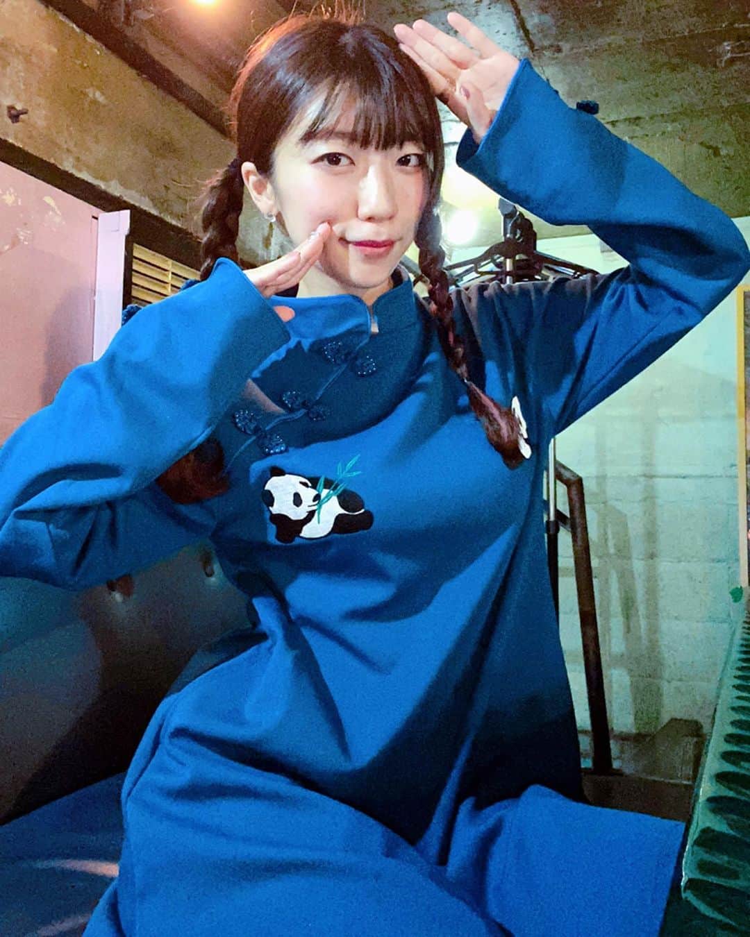 ぱいぱいでか美のインスタグラム：「パンダさんパワー漲る青チャイナ❤︎ ꙳ #onepiece #candystripper #ましちゃんおそめのバースデイ #俺はインスタグラマーになりてぇ ꙳ 昨日着てたCandyの青チャイナ！ イベントのタイミングで新しい服をおろすのが 大好きなのですが 思惑通りヲタクが大変褒めてくださいましたので 最高の気分になりました。ありがとう。 笹食べてダラけてるパンダがめちゃくちゃ可愛い。 パワーないパンダさんによるパンダさんパワー(©︎山﨑愛生ちゃん)であります。 全体的なシルエット3枚目で伝わるかなー。 ストンとしてるけど太って見えないから嬉しいです！ . 受注販売のチェキの受注期間中です！ 詳細はハイライトからどうぞー！」