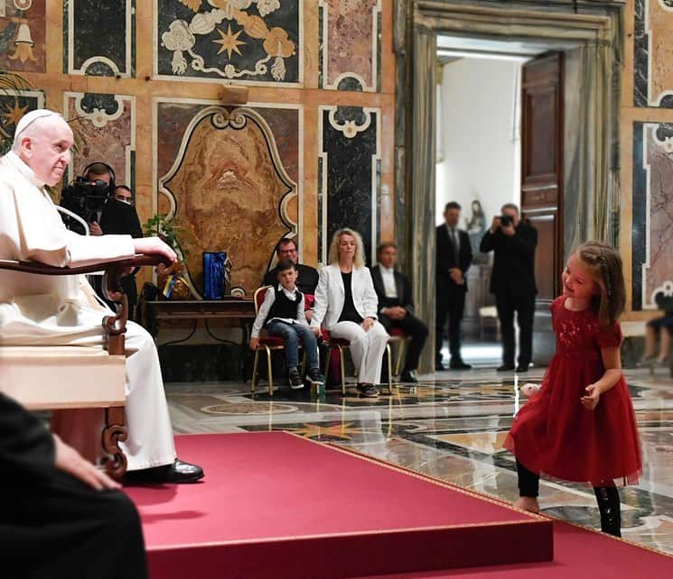 フランシスコ（ローマ教皇）さんのインスタグラム写真 - (フランシスコ（ローマ教皇）Instagram)「EN: God created the world with a great variety of flowers of all colours. Every flower has its beauty, which is unique. Each of us is also beautiful in God's eyes, and God loves us. This makes us feel the need to say “thank you” to God: Thank you! Thank you for the gift of life, for all creatures! PT: Deus criou o mundo com uma grande variedade de flores, de todas as cores. Cada flor tem sua beleza, que é única. Cada um de nós também é belo aos olhos de Deus, e Ele nos ama. Isso nos faz sentir a necessidade de dizer a Deus: obrigado! Obrigado pelo dom da vida, obrigado por todas as criaturas! ES: Dios creó el mundo con una gran variedad de flores de todos los colores. Cada flor tiene su propia belleza, que es única. También cada uno de nosotros es hermoso a los ojos de Dios, y Él nos ama. Esto nos hace sentir la necesidad de decirle a Dios: ¡gracias! ¡Gracias por el regalo de la vida, gracias por todas las criaturas! IT: Dio ha creato il mondo con una grande varietà di fiori di tutti colori. Ogni fiore ha la sua bellezza, che è unica. Anche ognuno di noi è bello agli occhi di Dio, e Lui ci vuol bene. Questo ci fa sentire il bisogno di dire a Dio: grazie! Grazie per il dono della vita, per tutte le creature! DE: Gott hat die Welt mit einer großen Vielfalt von Blumen aller Farben geschaffen. Jede Blume hat ihre Schönheit, die einzigartig ist. Auch jeder von uns ist in Gottes Augen schön, und Gott hat uns gern. Deshalb fühlen wir das Bedürfnis, Gott Danke zu sagen. Danke für das Geschenk des Lebens, Danke für alle Geschöpfe!」9月22日 0時31分 - franciscus