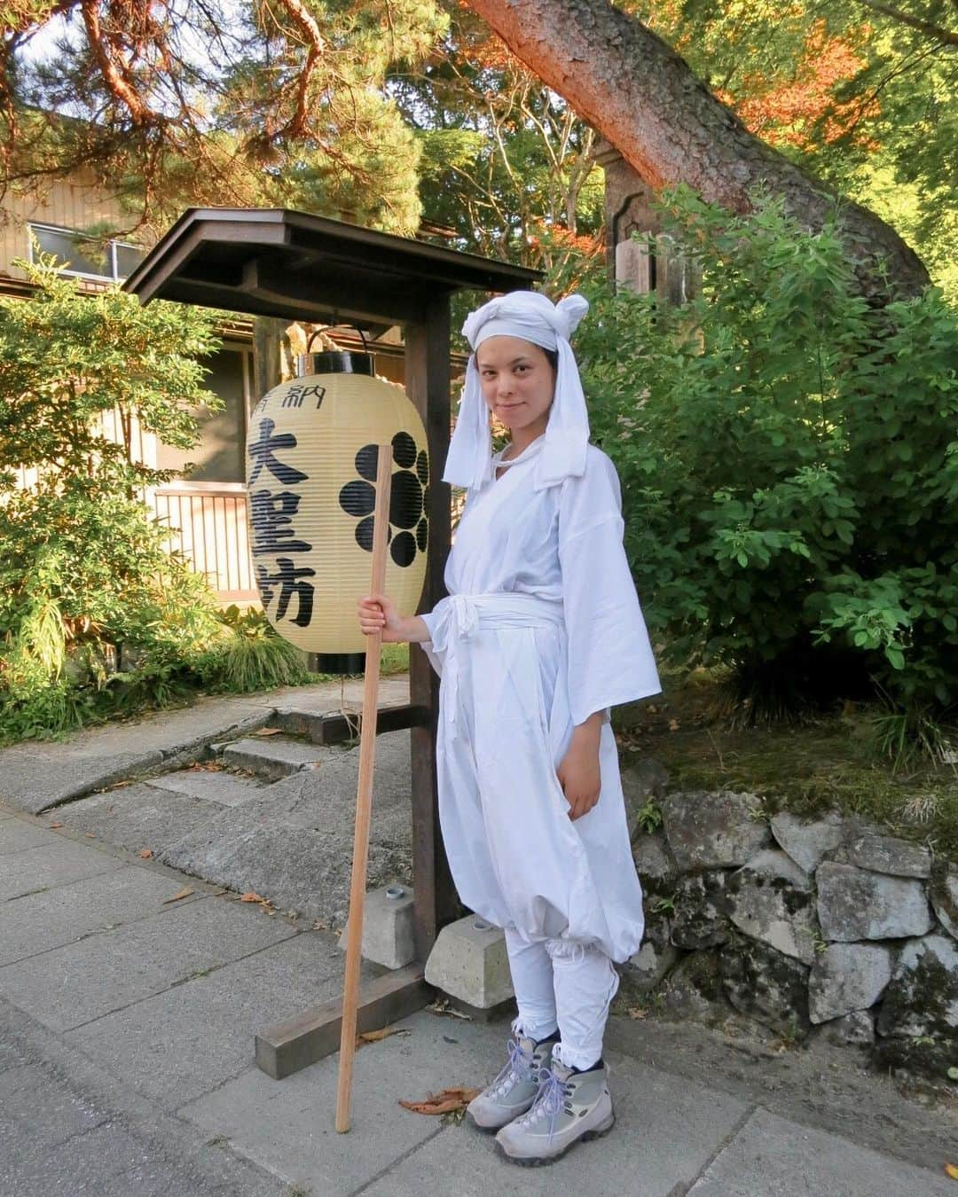 仲川希良さんのインスタグラム写真 - (仲川希良Instagram)「「わたしの山旅　広がる山の魅力・味わい方」 発売まであと5日！ わー……迫ってきました……！ ・ 山を味わう私なりの切り口 第四章は「信仰を集める山」です これはピンとくる方も多いかもしれませんね😊 ・ 日本人にとって山は神々が宿ると信じて 畏れ敬ってきた歴史があります 幾年も繰り返し祈りが捧げられてきた場の空気はやっぱり特別 ・ 信仰を集める山を味わう山旅として 「小菅山」「御岳山」「大山」 をご紹介しています ・ ・ 写真は出羽三山で山伏修行を体験したときのもの このときの苦しくも忘れ難い思い出は第四章冒頭のエッセイで触れています！ ・ #⛰ #📕 #わたしの山旅 #読むアウトドア #登山 #トレッキング #ハイキング #旅 #山旅 #出羽三山 #羽黒山 #大聖坊」9月22日 0時33分 - kiranakagawa