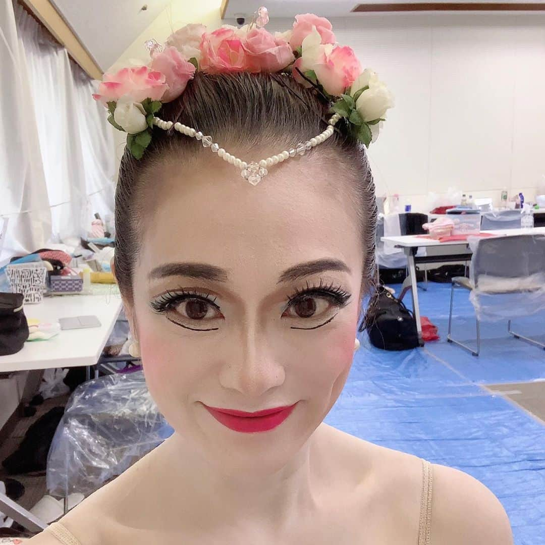 沢瀉美緒さんのインスタグラム写真 - (沢瀉美緒Instagram)「※ Makeup details 💄 . いつも、メイクに悩むのでメモで残させて下さい✍️ クレンジング @ponds  . フェイスケーキホワイト/アンバーローズ @mitsuyoshimakeup  . ブランエクスペールルースパウダー01ローズルミエール @lancomeofficial  . 鼻たて　アイシャドウ　セーブル18 @bobbybrownbet  . アイシャドウピーコックブルー ツーカラーアイシャドウラメシリーズ03 @chacott_jp @cezannecosmetics  . アイライナー @kate.tokyo.official_jp  . アイブロウ @kate.tokyo.official_jp @anastasiabeverlyhills  . ダブルライン　ライニングカラー2B @mitsuyoshimakeup  . チーク　ディオールブラッシュ986 @diormakeup  . つけまつげ　eyelash mellowtype @koji_honpo  . 口紅ルージュアリュールベルベット347 @chanel.beauty  . こんなアイテムを使ってバレエメイクを 仕上げています💄✨ . . #balletmakeup #ballet #ballet #バレエメイク #舞台メイク #stagemakeup #大人バレエ #makeup」9月22日 0時42分 - mio_omodaka