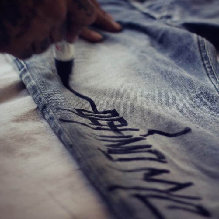 ディーゼルのインスタグラム：「“If jeans could talk, this pair could write a saga”.  Diesel unveils a new art installation at the Diesel SoHo store with native, creative luminary NY graffiti artist @saynosleep : his iconic characters are poetic symbols of positivity and optimism. Meet you there! #OptimoNYCxDiesel  Video by @bendigiacomo」