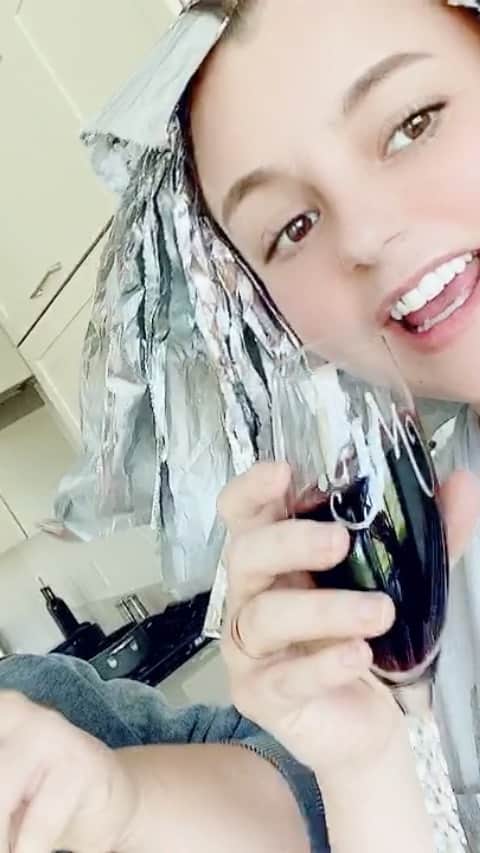 ブリー・オルソンのインスタグラム：「Thank you so much @julianacustodiooo and @michael_jessen_77 for sending us your wonderful wine! We are celebrating our wedding and new home all in one! All while channeling the new aliens! #licataa #licataawine」