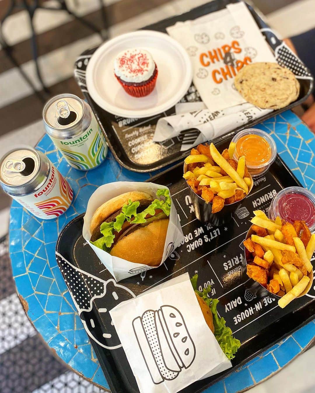 Eat With Steph & Coさんのインスタグラム写真 - (Eat With Steph & CoInstagram)「Planty to eat! 🌱 [PR invite] @eatbychloe have a limited edition do a bottomless brunch featuring @fountainhardseltzer.uk (an alcoholic sparkling water. So refreshing!) @eatbychloeuk is great if you fancy a burger and chips but want it to be vegan. I also LOVE that you can get half n half chips as I can never decide between normal and sweet potato 😂. Swipe to see everything we got and I honestly cannot recommend that red velvet cupcake enough it was 👌🏻👌🏻👌🏻  Price: £29.99 for bottomless brunch but burgers usually about £10 Cuisine: Vegan ‘fast food’ or salads  Best for: great vegan food  Top dish: guac burger. Book ahead: yes for brunch. Walk ins otherwise Veggie/vegan: everything vegan   #eatbychloe #bychloe #plantytoeat」9月22日 0時38分 - eatwithsteph_ldn