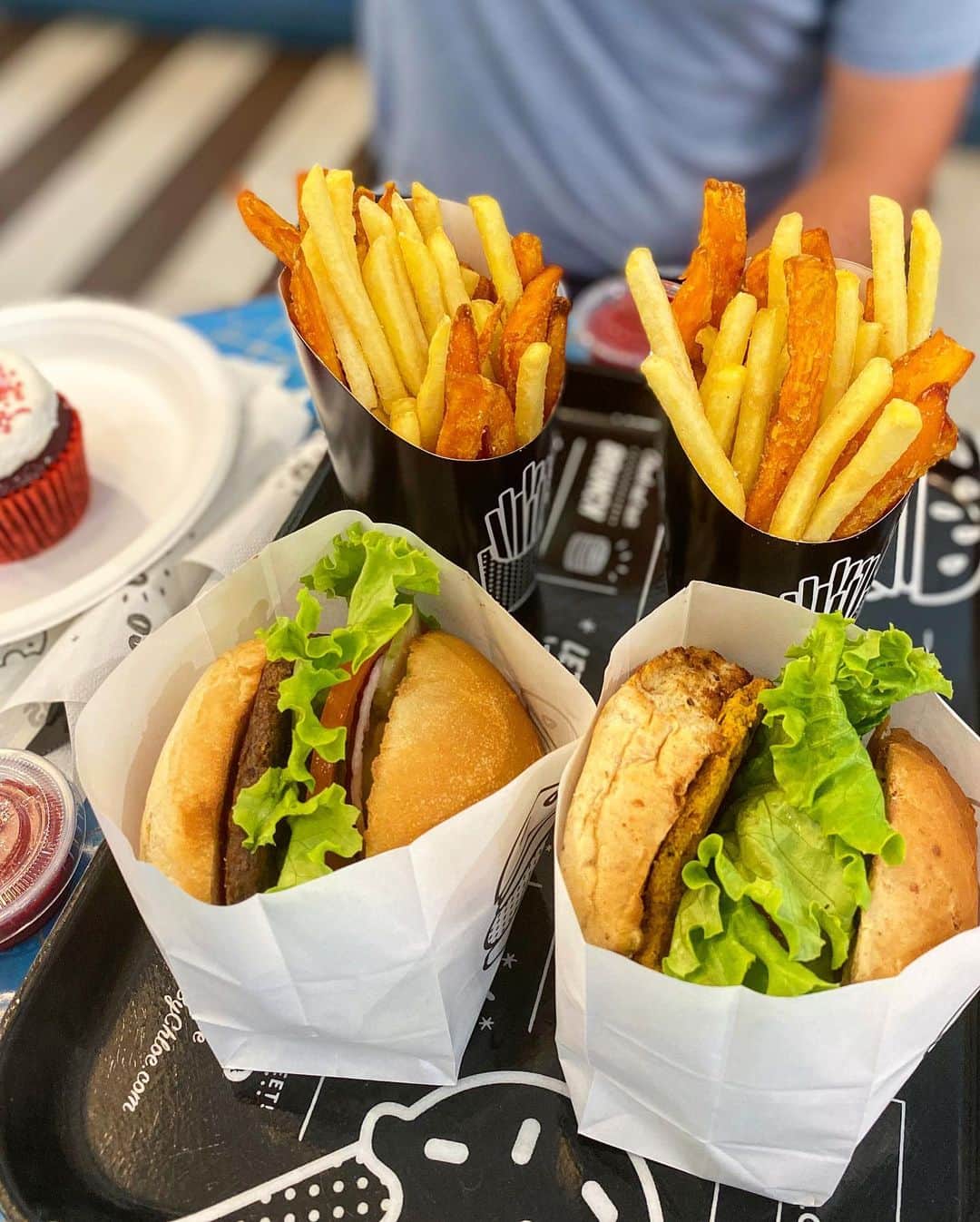 Eat With Steph & Coのインスタグラム：「Planty to eat! 🌱 [PR invite] @eatbychloe have a limited edition do a bottomless brunch featuring @fountainhardseltzer.uk (an alcoholic sparkling water. So refreshing!) @eatbychloeuk is great if you fancy a burger and chips but want it to be vegan. I also LOVE that you can get half n half chips as I can never decide between normal and sweet potato 😂. Swipe to see everything we got and I honestly cannot recommend that red velvet cupcake enough it was 👌🏻👌🏻👌🏻  Price: £29.99 for bottomless brunch but burgers usually about £10 Cuisine: Vegan ‘fast food’ or salads  Best for: great vegan food  Top dish: guac burger. Book ahead: yes for brunch. Walk ins otherwise Veggie/vegan: everything vegan   #eatbychloe #bychloe #plantytoeat」