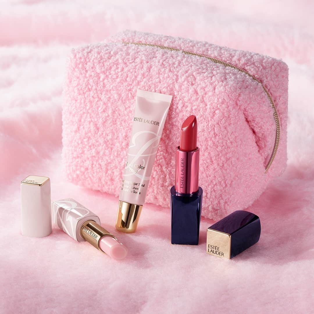 エスティローダーさんのインスタグラム写真 - (エスティローダーInstagram)「Pretty in pink and perfect for your pout 💋 Featuring #LipScrub, #LipBalm and #Lipstick, our exclusive Lip Kloss Kit has everything you need for soft, smooth #LipsToEnvy, all in a chic pink cosmetic bag. Created by #EsteeGlobalAmbassador @karliekloss, this #exclusive Lip Kloss Kit is just a kiss away – tap to shop now! (US Only)  For each kit sold, Estée Lauder will donate 100% of the selling price to Kode With Klossy (@kodewithklossy). The ‘Lip Kloss Kit’ will launch exclusively on Esteelauder.com on September 21st, 2020 and remain available while supplies last.」9月22日 1時00分 - esteelauder