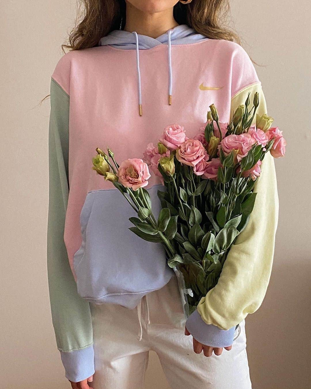 ASOSさんのインスタグラム写真 - (ASOSInstagram)「S/O fresh flowers for always making the perfect prop 💐 📸 @angelagiakas (she/her) 🔎 Nike mini metallic swoosh oversized pastel colour block hoodie (1617114)」9月22日 1時00分 - asos