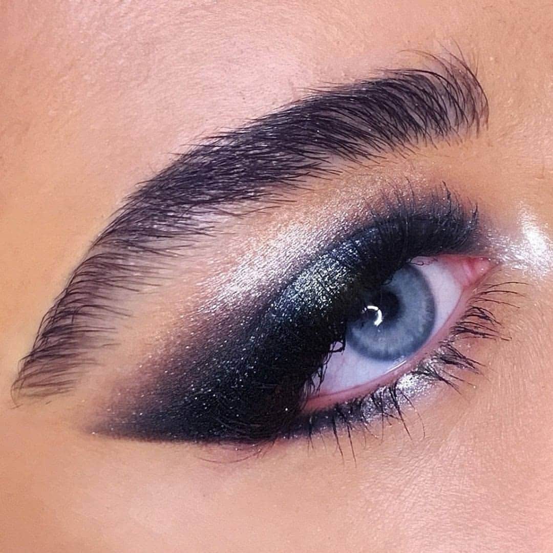 M·A·C Cosmetics UK & Irelandさんのインスタグラム写真 - (M·A·C Cosmetics UK & IrelandInstagram)「It's time to shape and shade...⁠ Re-create the look at home using:⁠ 👀Technakohl Liner in shade Graphblack ⁠ 🖤Extra Dimension Eyeshadow in shade Legendary Lure ⁠ 💋Art Library Palette It's Designer shade High Concept⁠ 😍Carbon Eyeshadow⁠ 💄DoubleGleam Extra Dimension Skinfinish⁠  ⁠ #regram @sophiebennett  #MACCosmeticsUK #MACCosmetics #Beauty #Makeup #ArtLibraryItsDesigner #MACEyeshadow」9月22日 1時02分 - maccosmeticsuk