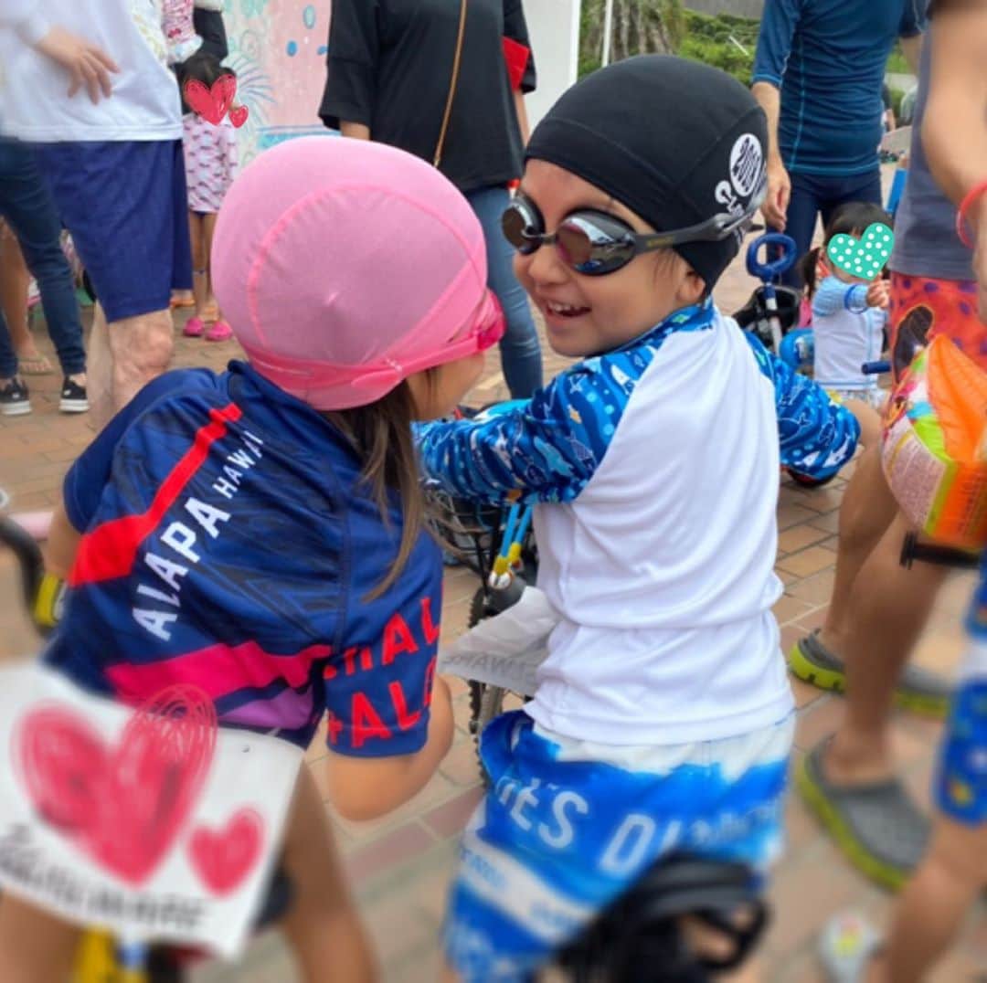蒲生麻由のインスタグラム：「長男が昨年に引き続き、﻿ 今年もトライアスロン大会に出場🚴‍♂️﻿ ﻿ スイムからバイクへのトランジットで﻿ てこずり出遅れたけど、﻿ その後日々の自転車練習の成果を発揮し、﻿ ごぼう抜きで挽回🚴‍♂️💨💨﻿ ﻿ 一年前はあんなに慎重でゆっくりだったのに、﻿ 今年は伴走するこっちが必死なくらい早くて﻿ あっという間のレースでしたw﻿ ﻿ 改めて子供達の成長を改めて感じた一日。﻿ ﻿ また来年が楽しみ❣️﻿ 来年は次男もデビューかな😎﻿ ﻿ #myboy #3歳7ヶ月 #キッズトライアスロン ﻿ #成長記録 #proudofyou #familytime ﻿ #mamalife #男の子ママ﻿ #来年は次男も参戦」