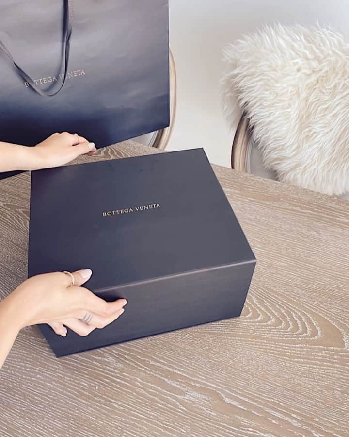 sananasのインスタグラム：「Obsessed 🙈👜Quelque part entre le camel et le kaki ... mon cœur balance  C’est pas moi ! Il est arrivé ici tout seul ... 👀 @BottegaVeneta  #NewBaby #BottegaVeneta #Fall #Automne #Unboxing」