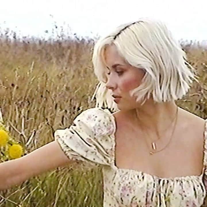 ニーナ・ネスビットのインスタグラム：「LONG RUN VIDEO OUT NOW with @deaconphillippe 🌻🍃🌸🌺🥀 one is in malibu... one is in dover... lol can you guess who? link in bio x」