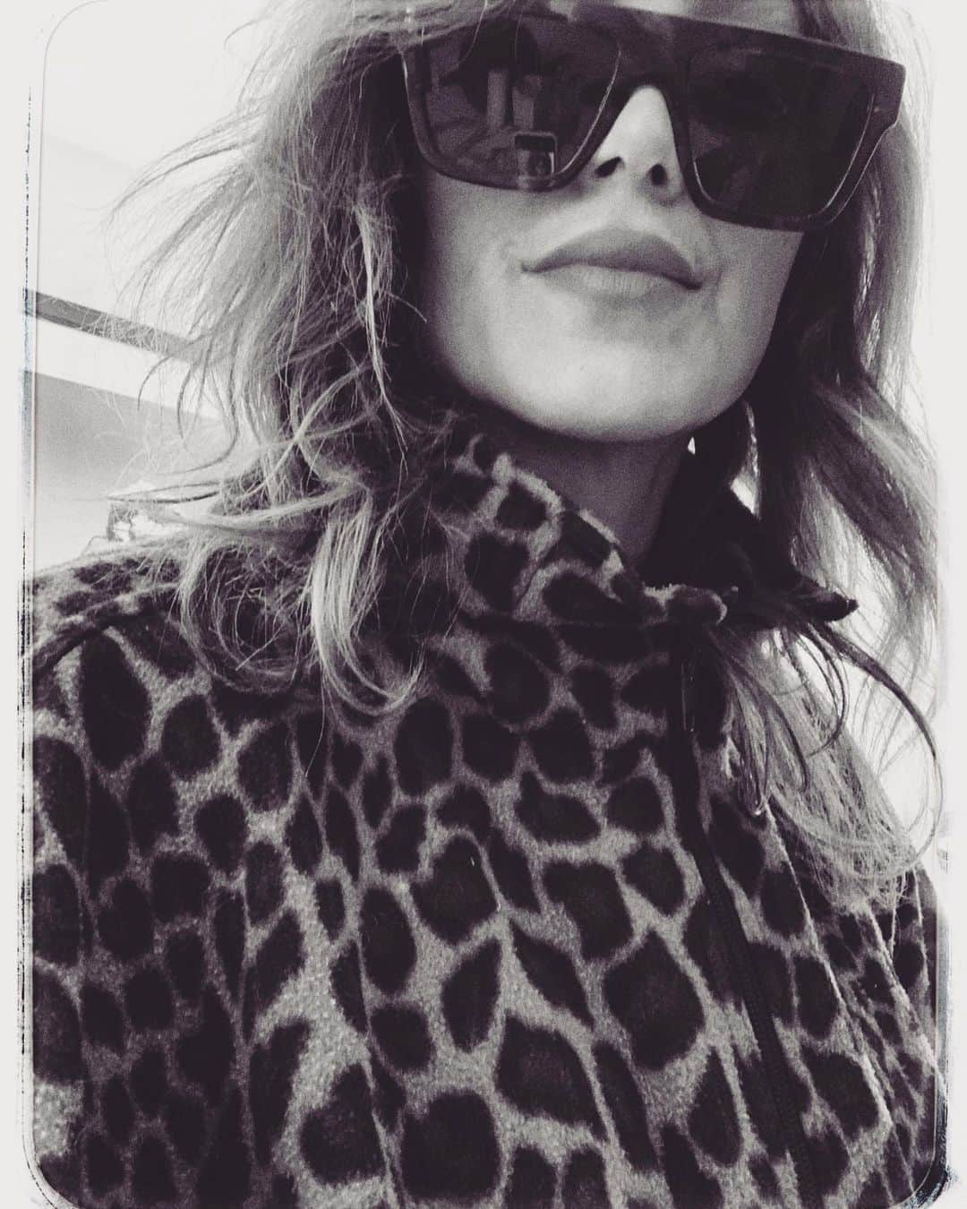 ジェニファー・エスポジートのインスタグラム：「You’ve mourned this weekend- Now time for action. It’s all hands on deck. A Supreme Court nominee sits for years and years deciding on things that will dictate YOUR life. All of us!! ... well almost all of of us 😠. Are you registered to #vote ? Link in bio」