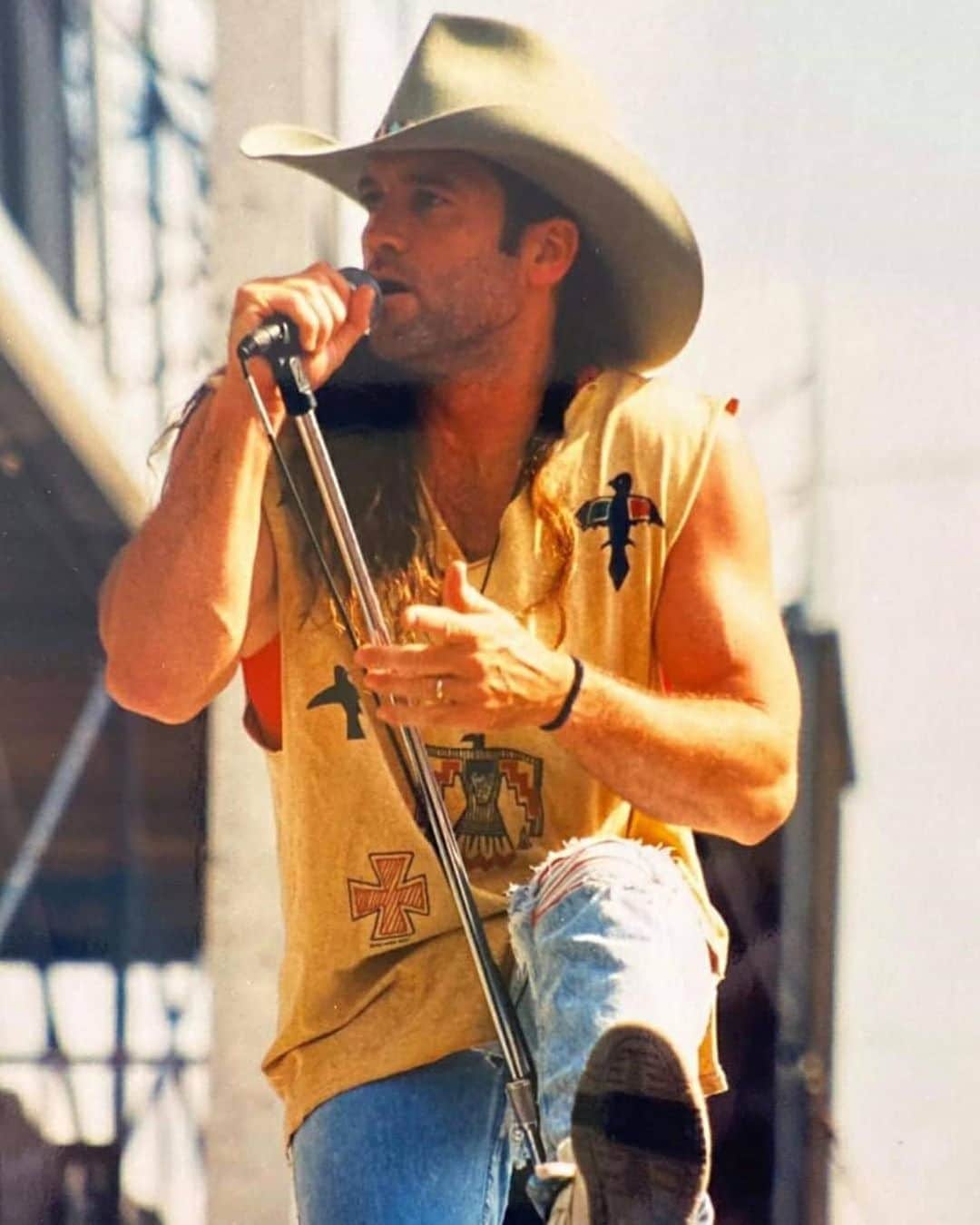 ビリー・レイ・サイラスのインスタグラム：「Happy #MulletMonday! Should we make this a thing?! 📸:@brclorraineuk」