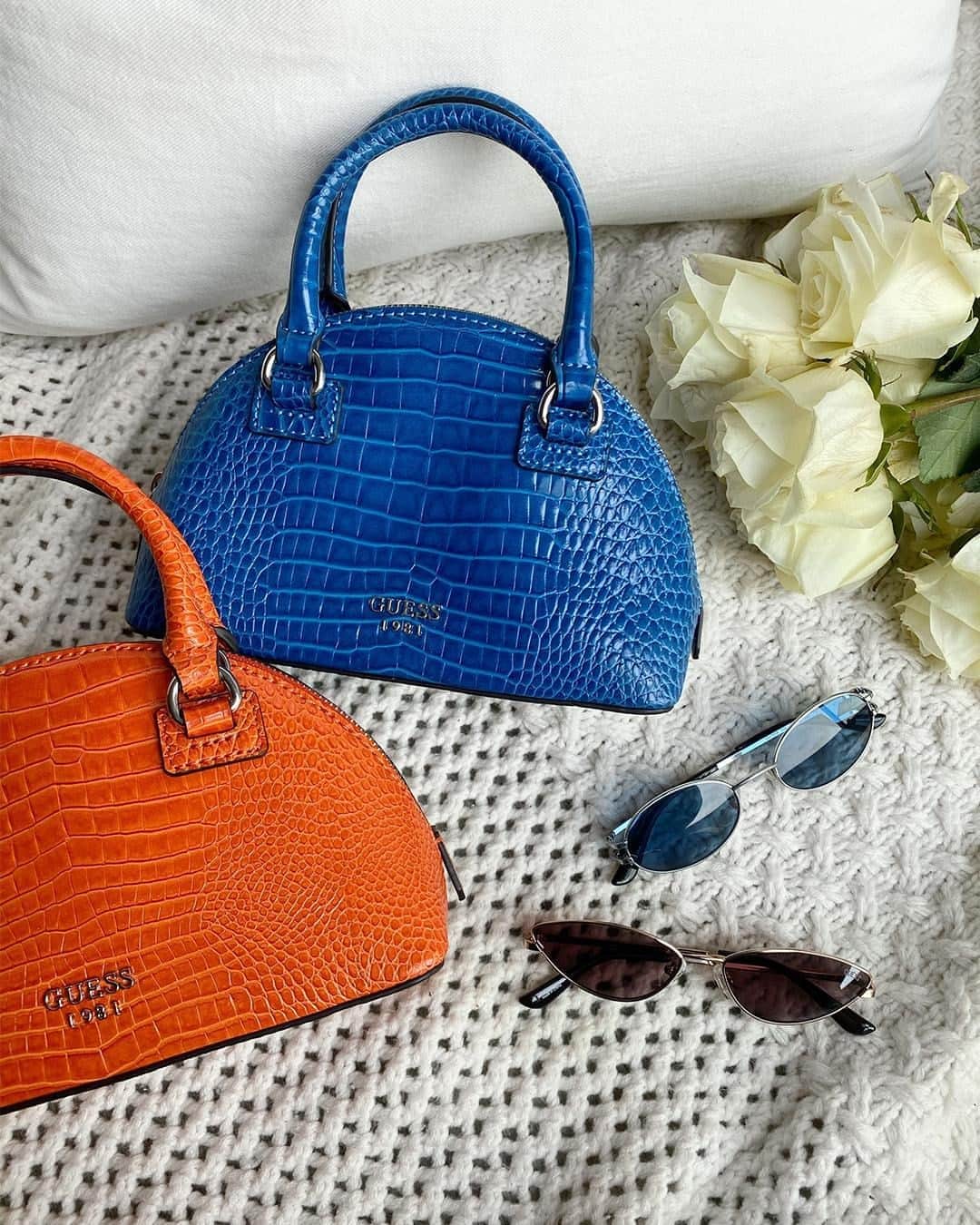 ゲスのインスタグラム：「🧡 or 💙? meet your new favorite accessory: the Shilah Small Dome Bag #GUESSHandbags」