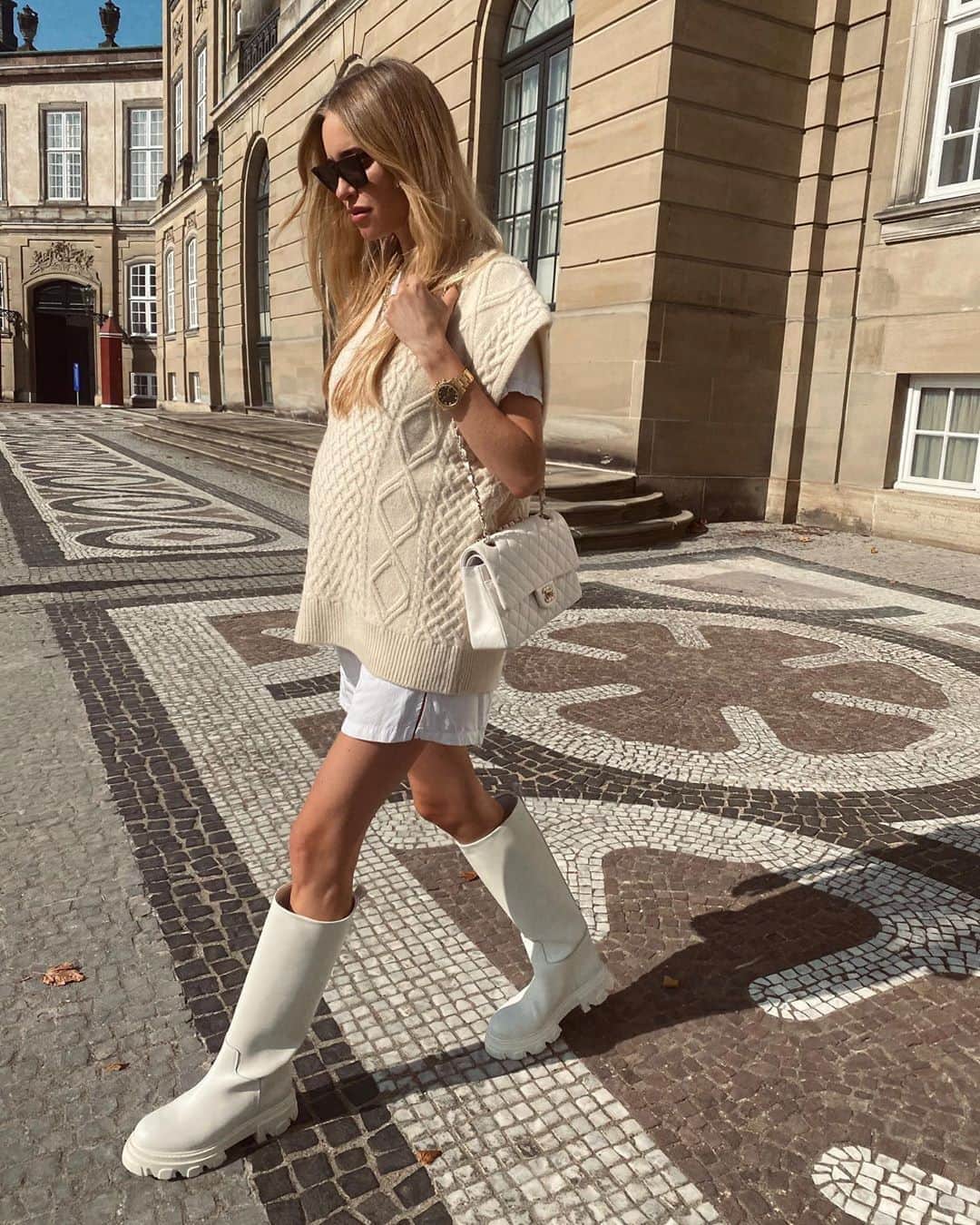 ペニーレ・タイスベックのインスタグラム：「FYI - my favorite boots also come in white🤍」