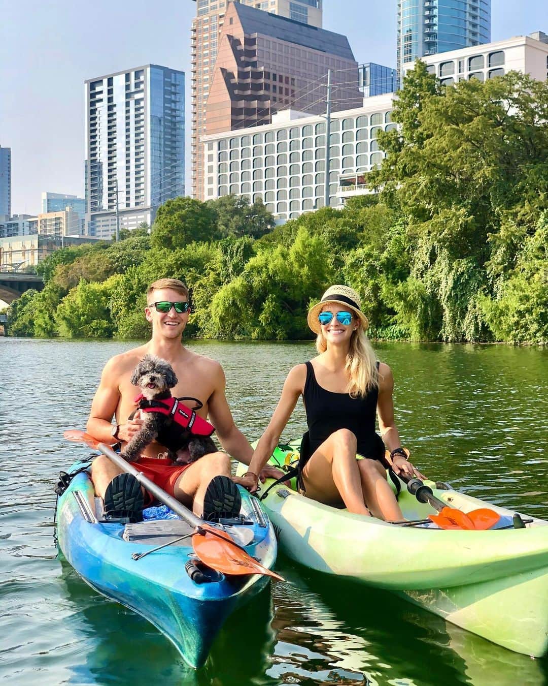 ベッキー・ベレスウィルのインスタグラム：「You float my boat! ❤️🛶 #atx」