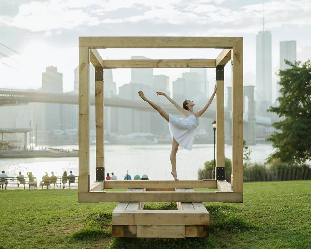 ballerina projectさんのインスタグラム写真 - (ballerina projectInstagram)「𝗦𝘁𝗲𝗽𝗵𝗮𝗻𝗶𝗲 𝗣𝗲𝘁𝗲𝗿𝘀𝗲𝗻 in Dumbo Brooklyn. #ballerina - @wheresmytutu #dumbobrooklyn #brooklyn #newyorkcity #brooklynbridge #worldtradecenter #ballerinaproject #ballerinaproject_ #ballet #dance #stephaniepetersen  𝗕𝗮𝗹𝗹𝗲𝗿𝗶𝗻𝗮 𝗣𝗿𝗼𝗷𝗲𝗰𝘁 𝗯𝗼𝗼𝗸 is now in stock. Go to @ballerinaprojectbook for link.」9月22日 1時39分 - ballerinaproject_