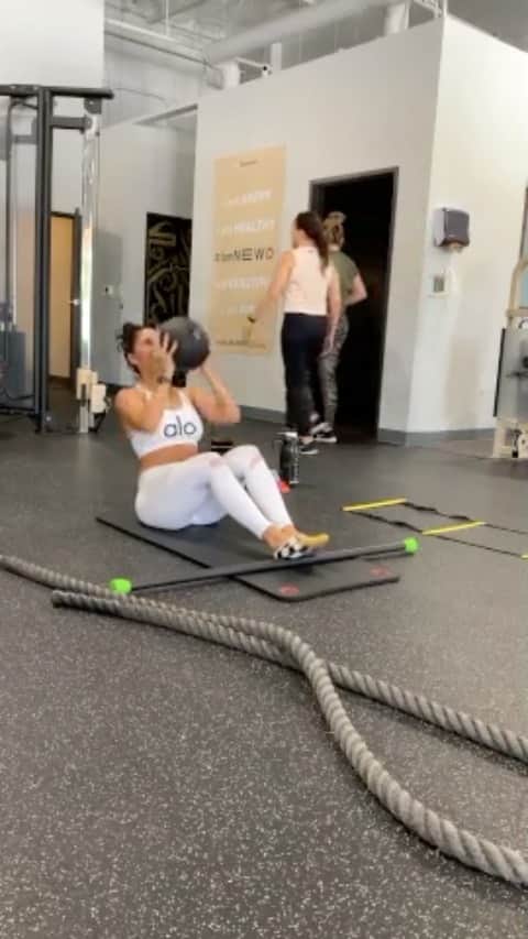 のインスタグラム：「-Ladder workouts 3 sets of each workout there and back ⁣ -Squats ⁣2 warm up sets no weight/ with weight 15,12,10 -Butt curls 3 set of 15 ⁣ - Weighted Step ups 3 sets of 15 ⁣ -Ball tosses 3 sets 30 seconds ⁣ -weighted Rowers 3 sets 30 seconds ⁣ -Ropes 20 seconds each arm ⁣」