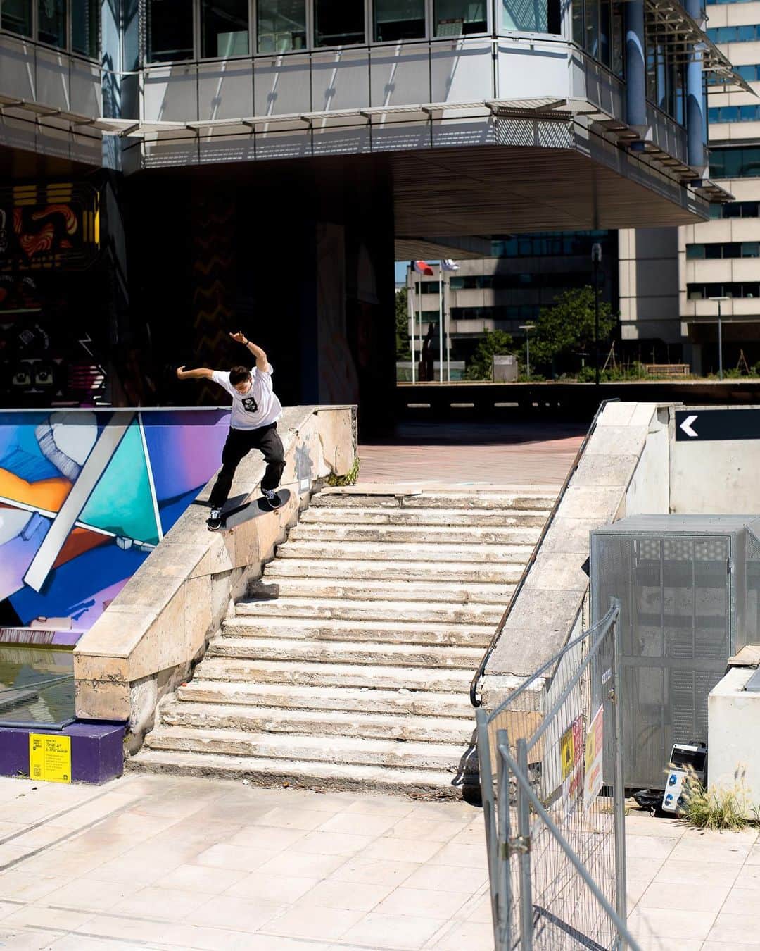 ヴィンセント・ミルウ のインスタグラム：「14 PAGES INTERVEIW @freeskatemag 🔴 PART DROPPING THURSDAY 📡❤️❤️ PHOTOS : @legallout THANK YOU !!  @globebrand @wastedparis @pizzaskateboards」