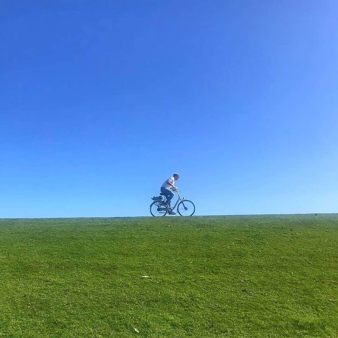 マルセル・キッテルさんのインスタグラム写真 - (マルセル・キッテルInstagram)「I spent my Sunday yesterday on a 15 year old, shitty rental bike riding over a Dutch dike on Terschelling with headwind. Just what I needed to remind me what it feels like to ride a bike at the end of a Tour de France. 😄 Was great to see the sprint on the Champs Elysee and @sammmyben deserves this victory and green jersey very much. ⚡ The GC final was crazy too. I've lost a few finger nails when I watched actual cycling history happening on the TT to Blanche de Belle Filles. Looks like we've got a new cannibal with @tadejpogacar winning the other 3 jerseys and the Tour. 😄 Congrats!」9月22日 1時43分 - marcelkittel