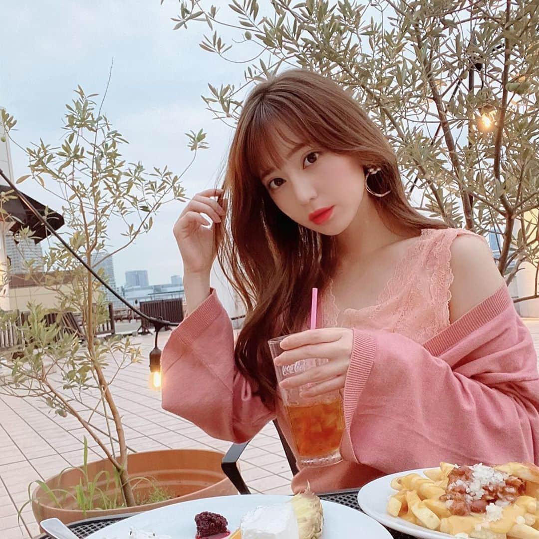 堀尾実咲のインスタグラム：「𝕔𝕒𝕗𝕖𝕥𝕚𝕞𝕖🧁🐰💕  #お台場 #台場 #お台場海浜公園  #cafe #portrait」