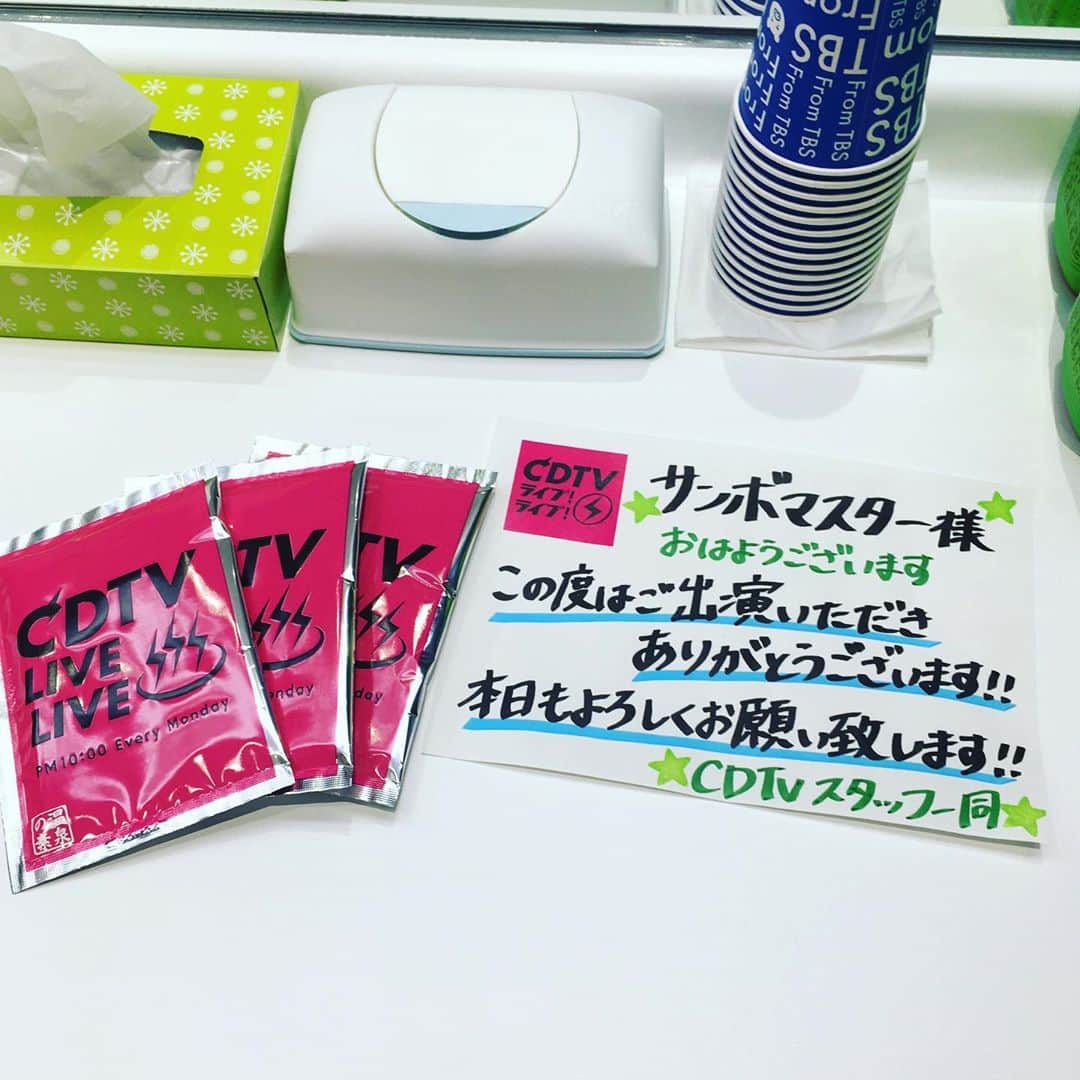 山口隆のインスタグラム：「#CDTVライブライブ 生放送で生演奏‼︎ 今日も頑張るぞ！ 機材壊れないでねー🤩」