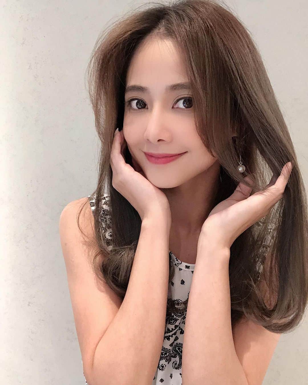 Miaのインスタグラム：「這次來找安神做結構式護髮還蓋深了點髮色～乍看很像是洗髮精廣告😆（自己說） 9月份可以截圖到店就可以有7折優惠喔！！想換髮型的朋友趕快來店內找安神！🤟 @anson_xis」