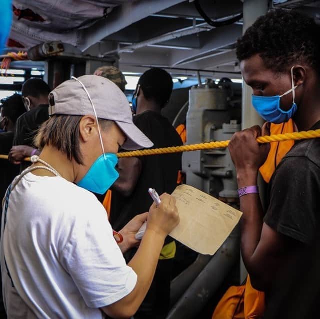 国境なき医師団さんのインスタグラム写真 - (国境なき医師団Instagram)「8月にスペインの港を発ち、地中海上で命の危機に直面している人びとの捜索・救助活動に向かった、国境なき医師団（MSF）のスタッフたち。これまでに、350人強の人びとを救助することができました。船の上で、人びとも、ほっとした表情に。 . 救助船では、日本人助産師の小島毬奈も活動しました（写真2枚目）。 . これまで地中海の活動は、幾度となく、移民の人びとの上陸を拒む欧州諸国に妨害されてきました。しかし、海の上で亡くなる命を見過ごすわけにはいきません。MSFにとって、これからも正念場が続きます。 -------------------------------------  地中海の活動は公式サイトから。プロフィールのURLリンクからどうぞ→@msf_japan .  --------------------------------------  © Hannah Wallace Bowman / MSF   #国境なき医師団 #MSF #医療 #地中海 #移民 #スペイン #救助 #助産師」9月21日 17時00分 - msf_japan