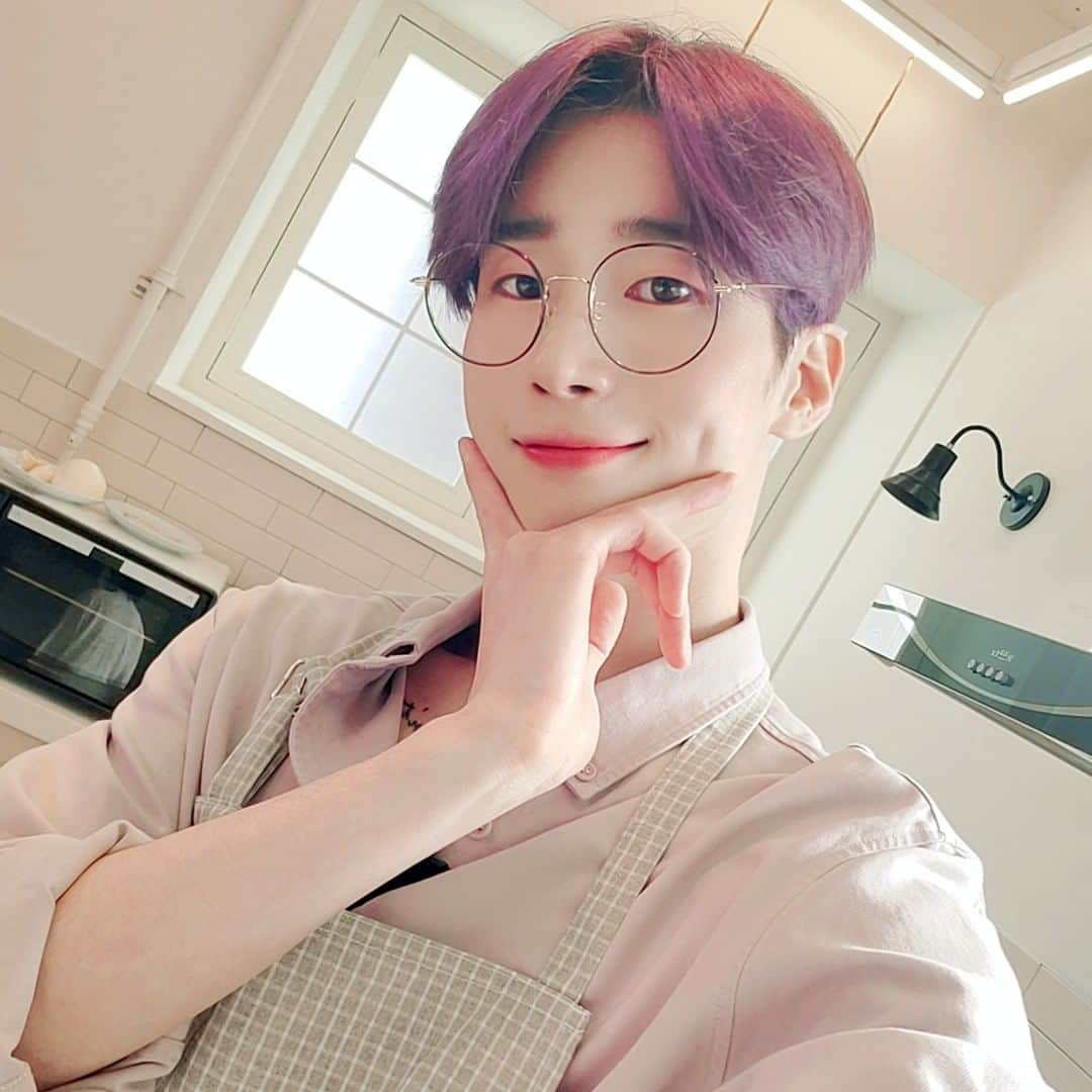 Victonさんのインスタグラム写真 - (VictonInstagram)「[V_V] #VICTON_Staff_VIEW #self_camera🤳 #우야한_세계 VCR Behind📸 - [지금까지 이런 셰프는 없었다 우야는 셰프인가 조각인가💛💙] - #VICTON #승우 #SEUNGWOO」9月21日 17時00分 - victon1109