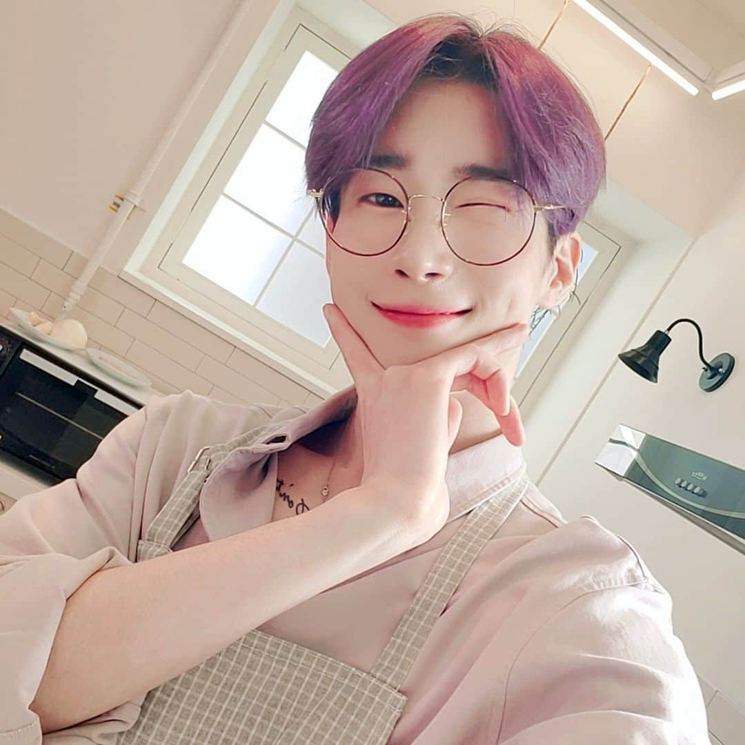 Victonさんのインスタグラム写真 - (VictonInstagram)「[V_V] #VICTON_Staff_VIEW #self_camera🤳 #우야한_세계 VCR Behind📸 - [지금까지 이런 셰프는 없었다 우야는 셰프인가 조각인가💛💙] - #VICTON #승우 #SEUNGWOO」9月21日 17時00分 - victon1109