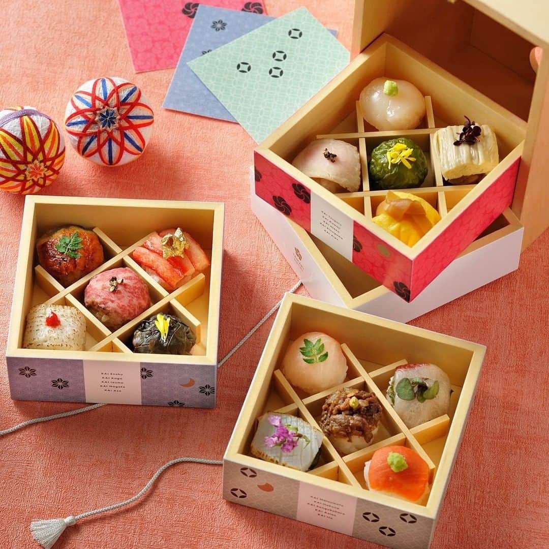 星野リゾートのインスタグラム：「【界のお夜食「ご当地てまり寿司アソート」登場】﻿ ﻿ Mini-sushi assortments using local produce for supper at KAI properties﻿ ﻿ 星野リゾートの温泉旅館ブランド「界」では、日本旅をテーマにした界のお夜食「ご当地てまり寿司アソート」を提供中です。﻿ ﻿ 鰻の蒲焼や野沢菜漬けなど、国内にある各施設を象徴する15種類の手毬寿司を木箱に詰めました。引き出しを開けると色とりどりの手毬寿司が見えてくる、宝石箱を開ける時のようなワクワク感が味わえます。また、秋の夜長の風情を感じられるよう、紅葉のライトアップや、芸術の秋をテーマとした設えなど、手毬寿司を食べるシーンの演出にもこだわりました。手毬寿司をつまみながら、秋の夜長を贅沢に過ごすことができます。﻿ ﻿ #HoshinoResorts #星野リゾート #Kai #界  #luxuryresort #JapaneseHotels #Ryokan #Hotspring #Onsen #travelJapan #ig_Japan  #JapanTravel ﻿」