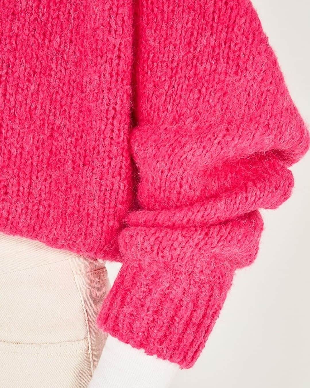 アメリカンビンテージのインスタグラム：「As a cardigan or sweater, the Tudbury knit will warm up and sharpen your week! ___ #AmericanVintage #FW20 #pink #rose」