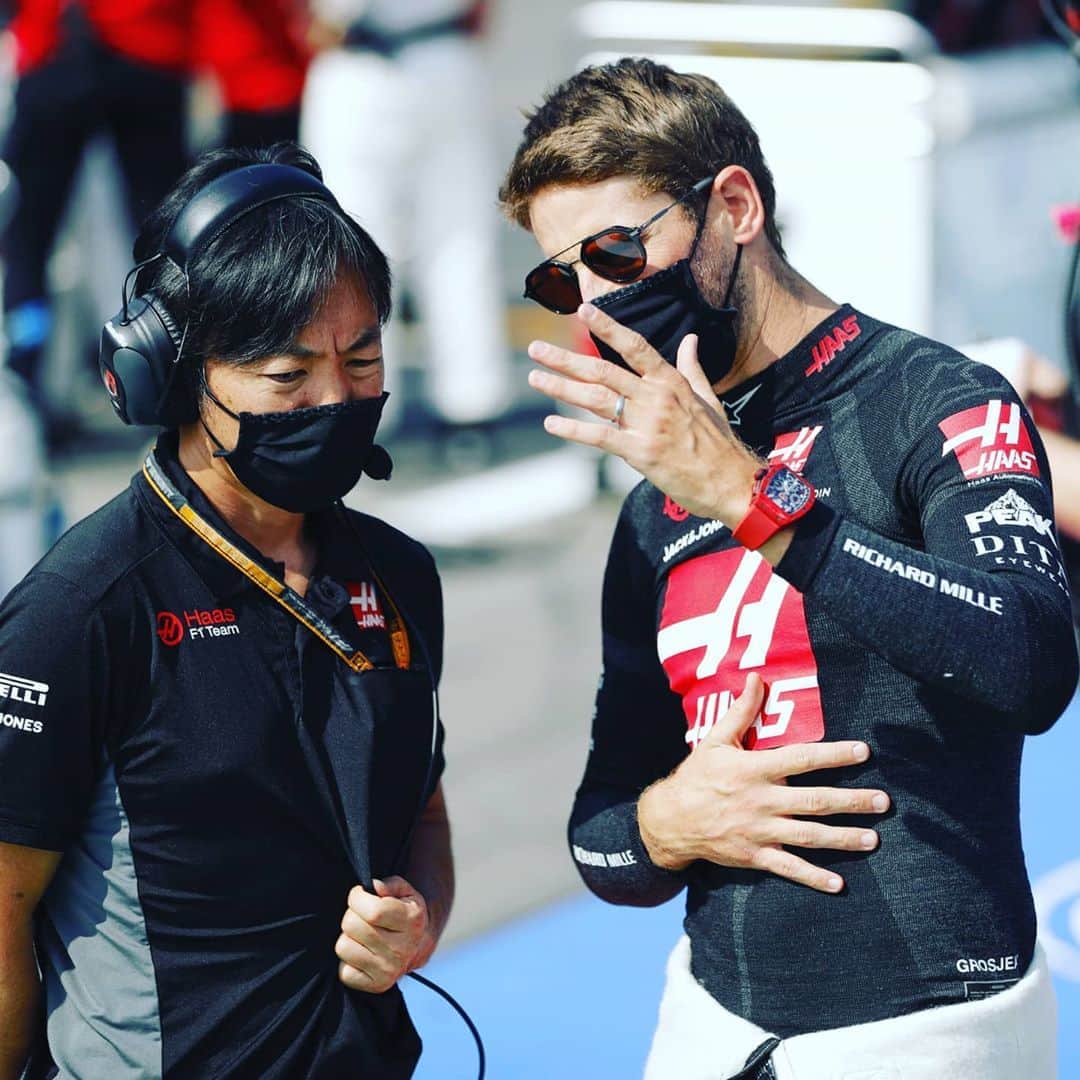 のインスタグラム：「Nothing better that a bit of hand gesture to describe the car balance 🤣👌 #r8g #f1」