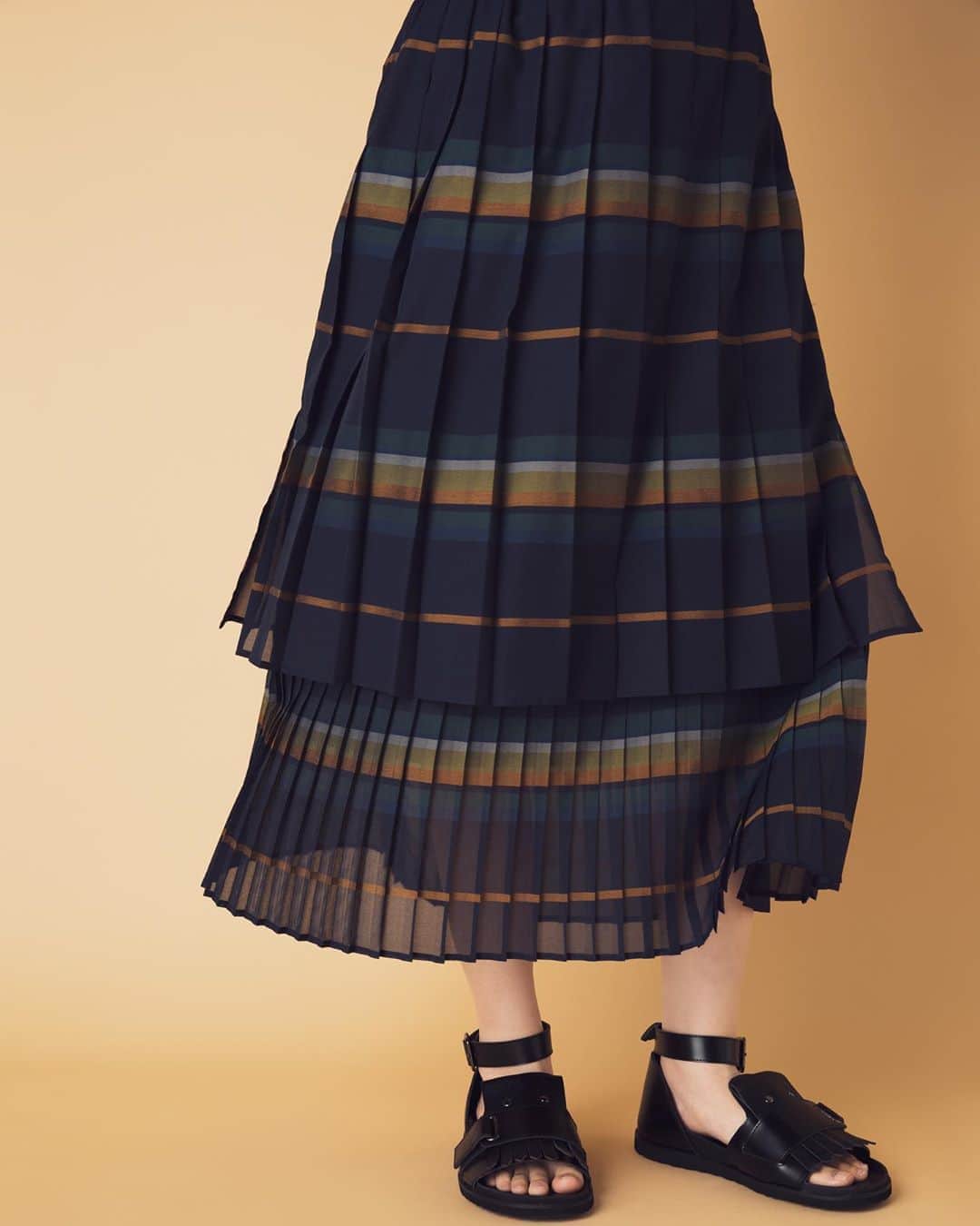 ネ・ネットのインスタグラム：「ネ・ネット 人気のシースルーアイテムが秋カラーで登場。﻿ ﻿ ■ SHEER STRIPE﻿ 女性らしさとカジュアル感が程よくマッチしたプリーツスカート。2種類のプリーツを重ねて組み合わせることで、歩いたときのプリーツの変則的な動きが楽しい一枚です。 ウエストはゴム使用でリラックスしたはき心地ながらも、デザイン性があり、きちんと見えするのがうれしいポイント。 プリーツを2段重ねたことで着用時に透け感を気にすることなく、足元で軽さを楽しめます。 同素材のトップスと合わせたセットアップのコーディネートもおすすめ。﻿ ﻿ ----------------------﻿ ﻿  <予約アイテム10%OFF＋アウター10倍ポイント>﻿ ネ・ネットより日頃の感謝の気持ちをこめて、ネ・ネットのアイテムをご予約頂いた方はお会計時に10%OFF。また、10月1日（木）10:00までに9月-11月お届けのアウターをご予約頂いた方にはA-net membership POINTを通常1%とのところ、10倍の10%ポイントを差し上げます。ぜひこの機会にご利用ください。﻿ ﻿ ※全国のネ・ネット直営SHOP / official online store HUMOR限定の企画です。﻿ ※詳しくはofficial online store HUMORをご覧くださいませ。﻿ ﻿ ----------------------﻿ ﻿ #ネネット #nenet #新作 #new #autumn #winter #2020 #collection #fashion #tokyo #japan」