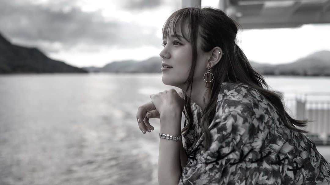 リロイここのインスタグラム：「. 🌊 . #海#船#横顔#emoda#emodaコーデ #海が好き #海好きな人と繋がりたい #ハーフ#half#🇺🇸×🇯🇵#カメラ#カメラ女子」