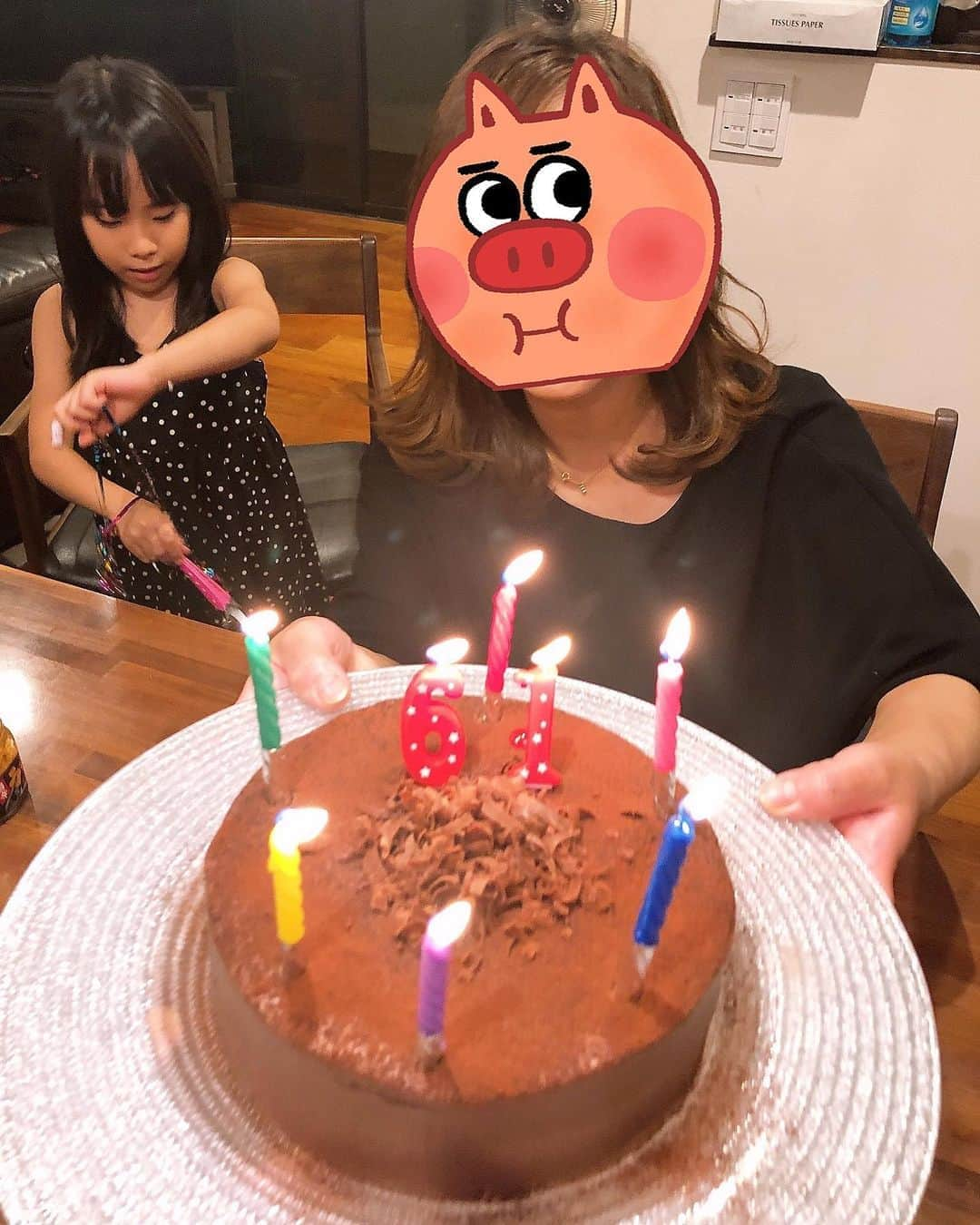 みきママさんのインスタグラム写真 - (みきママInstagram)「【母の誕生日会をしました〜！！③】  ケーキは母のリクエストのチョコレートケーキです！！  チョコの生クリームにもめちゃくちゃこだわっててね、トップスの味を再現しています！！レシピは世界一の本に載っています。私は最近、焼く時は本のショートケーキと同じようにオーブンで焼いてます！！  母「初めて食べた〜！！生地がふわふわ！！」ってさ。作ってよかったよ！！  そしたらお母さん、テンションあがっちゃってさ、何やら作り始めました。続きは後で書きます！！  #みきママ　#母　#誕生日ケーキ　#トップス　風　#チョコレートケーキ　#世界一親切な家おやつ」9月21日 16時56分 - mikimama_official