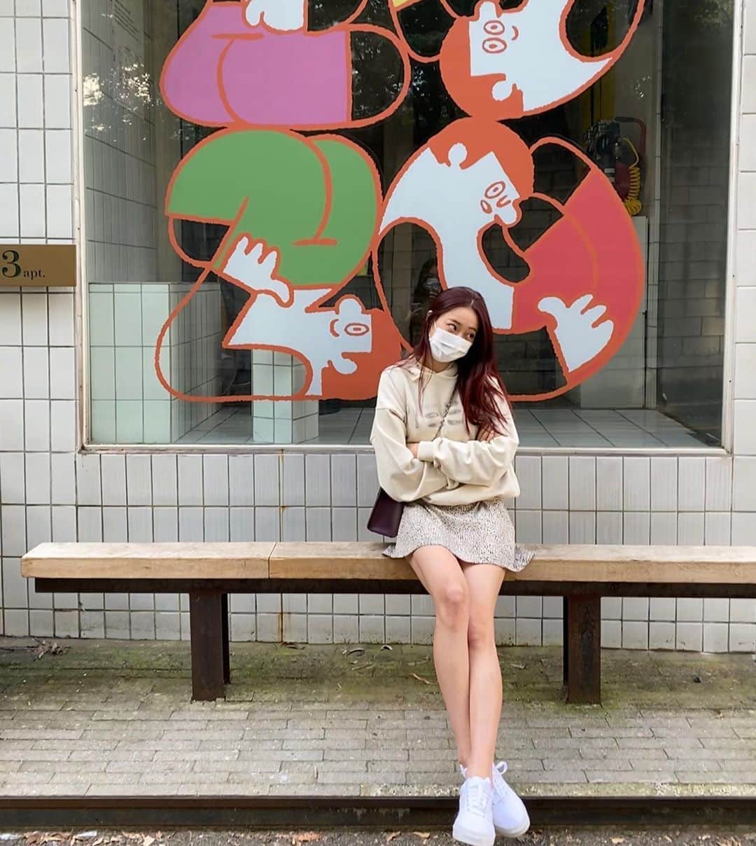 ギョンリ のインスタグラム：「일년 전 오늘도 같은 원피스 입었더라구. 데스티니🐆 오늘은 짧치로 코디😉」
